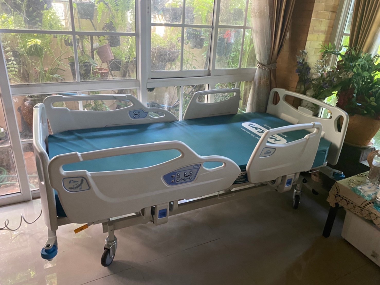 ชุดสุดคุ้ม E เตียงผู้ป่วยปรับระดับไฟฟ้า 5 ฟังก์ชั่น Hill-Rom รุ่น Centuris Type C แบบราวกั้นปีกนกยาว + ฟูก Hill-Rom NP50 แบรนด์จากประเทศสหรัฐอเมริกา + แถมพิเศษ หมอน + ผ้าปูที่นอน + ผ้ายาง + เก้าอี้นั่งอาบน้ำ + ไม้เท้า รับประกัน 1 ปี (รุ่นขายดี)