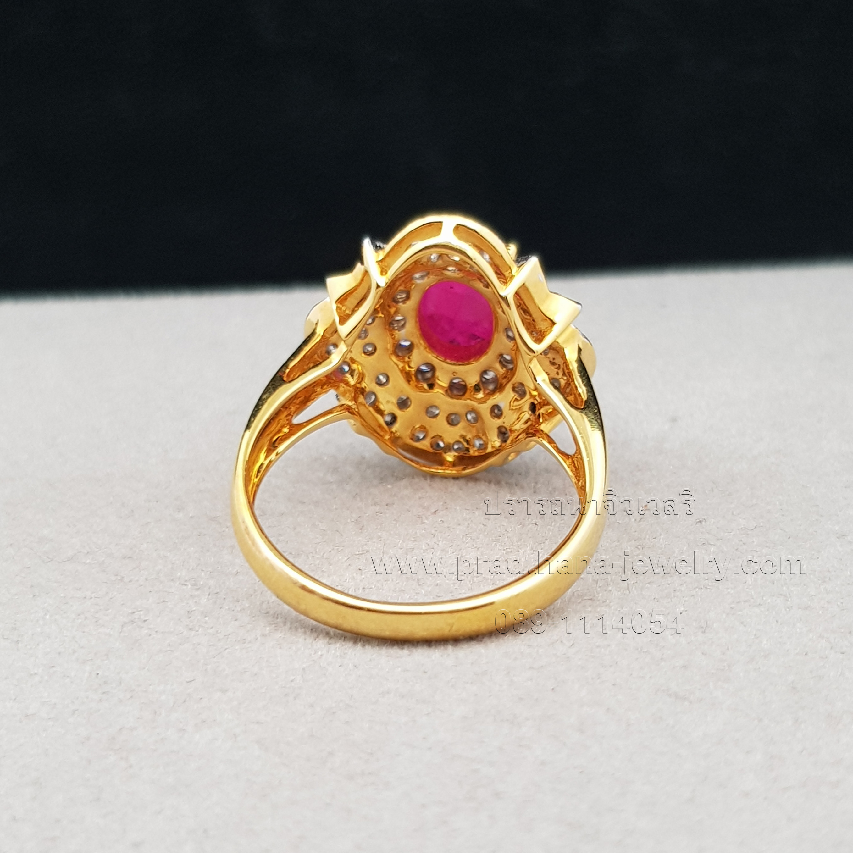 แหวนทับทิมประดับเพชร