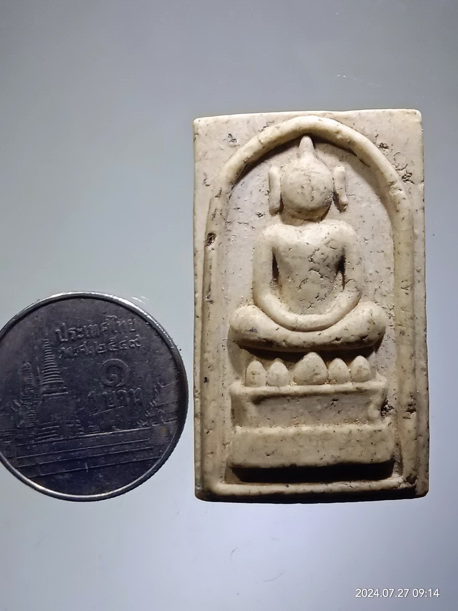 รหัสสินค้า พระสมเด็จ วัดต่างๆ 1304 พระสมเด็จพิมพ์ไกเซอร์ เศียรแหลม หลังเรียบ รุ่นอนุสรณ์กริ่งบัวรอบ รุ่น 3 วัดระฆังโฆสิตาราม ปลุกเสก 2 วัด 2 พิธี ปลุกเสกที่อุโบสถ วัดอมรินทราราม อีกพิธีหนึ่ง จัดสร้างปี 2540 ปกติแล้วจะเจอแต่สมเด็จพิมพ์ไกเซอร์เศียรโล้น องค์