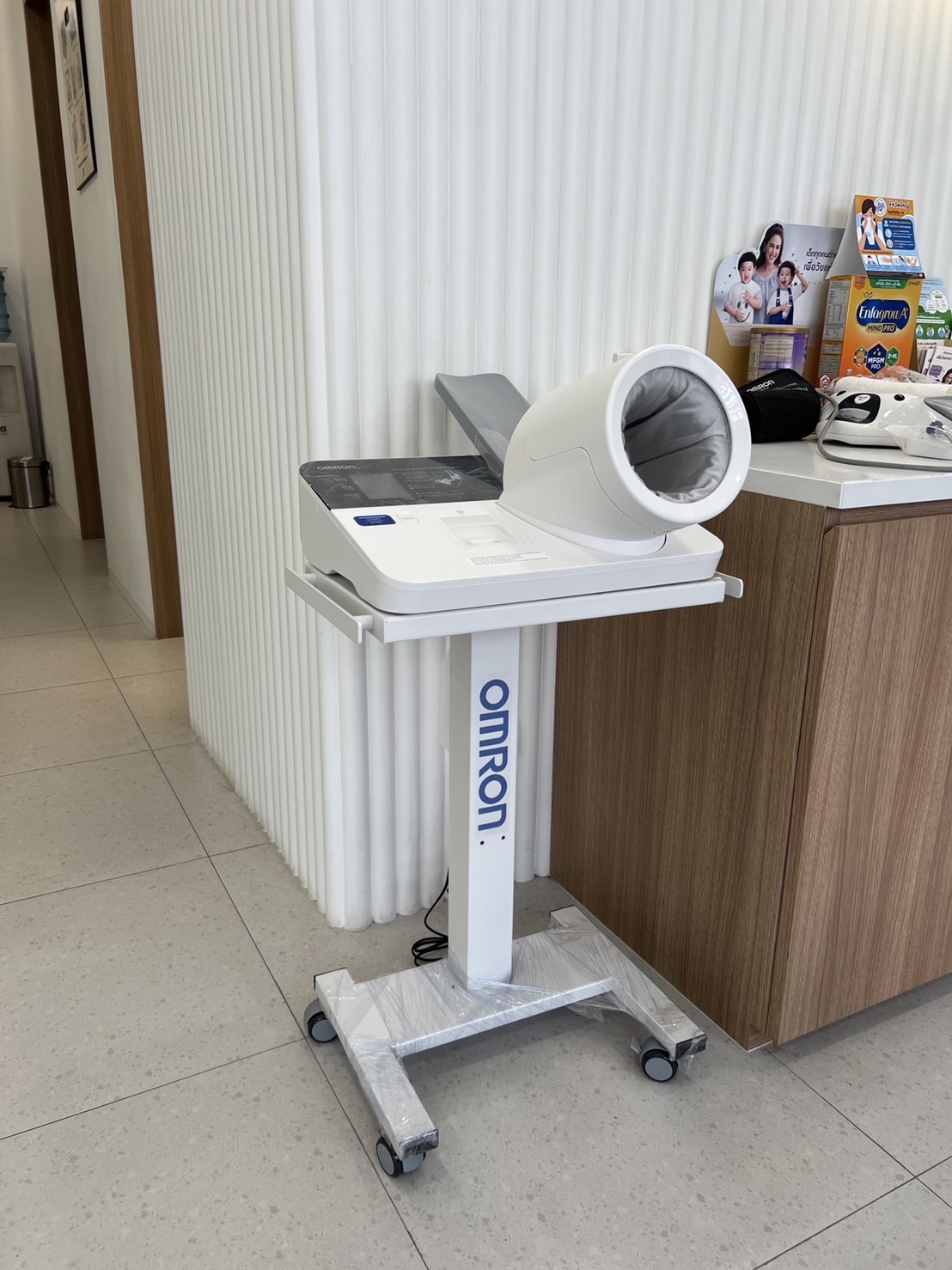 เครื่องวัดความดันโลหิตอัตโนมัติชนิดสอดแขน OMRON HBP-9030 + พร้อมรถเข็นขาตั้งครบชุด + แถมฟรีกระดาษบันทึกผล รับประกัน 1 ปี ผลิตภัณฑ์ประเทศญี่ปุ่น