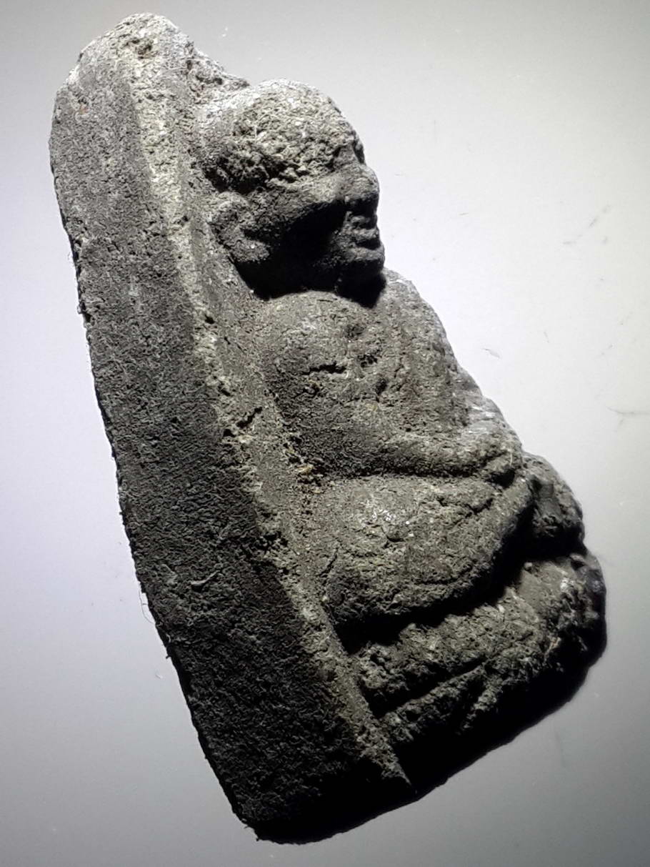 รหัสสินค้า หลวงปู่ทวด วัดต่างๆ 366 หลวงปู่ทวดเนื้อว่าน ด้านหน้าตรงฐานบัวมี มวลสารฝังอยู่ ไม่ทราบวัดที่สร้าง เนื้อหาเก่า มีอายุ น้ำหนักเบา