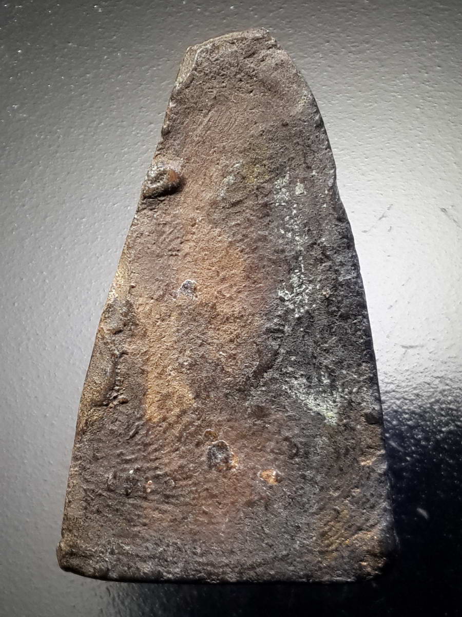 รหัสสินค้า หลวงปู่ทวด วัดต่างๆ 436 หลวงปู่ทวดเนื้อดินเผา วัดช้างให้ จังหวัดปัตตานี สร้างปี 2513 พระครูใบฎีกาขาวสร้าง องค์นี้ดูว่า ไม่มีตัวหนังสือ แต่ถ้าส่องมุมตะแคงจะเห็นตัวหนังสือลางๆ สาเหตุเป็นเพราะกดพิมพ์มาตื้นครับ และองค์นี้ไม่ทารักดำ ทำให้เห็นเนื้อดิ