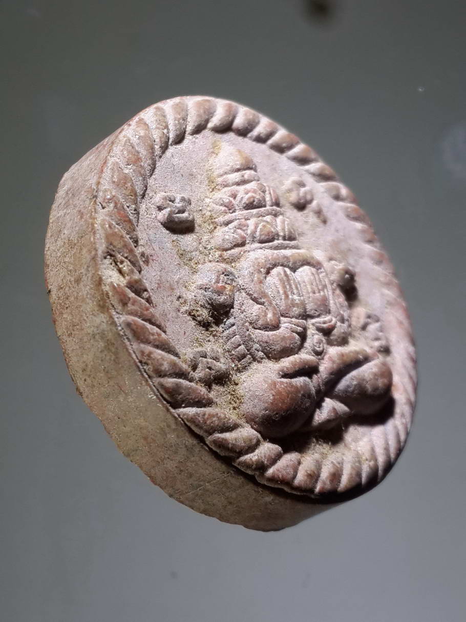 รหัสสินค้า พระไม่ทราบที่ 366 พระปิดตาพังพระกาฬ เนื้อผงจันทร์ลอย หลังยันต์กระบองไขว้ ไม่ทราบที่