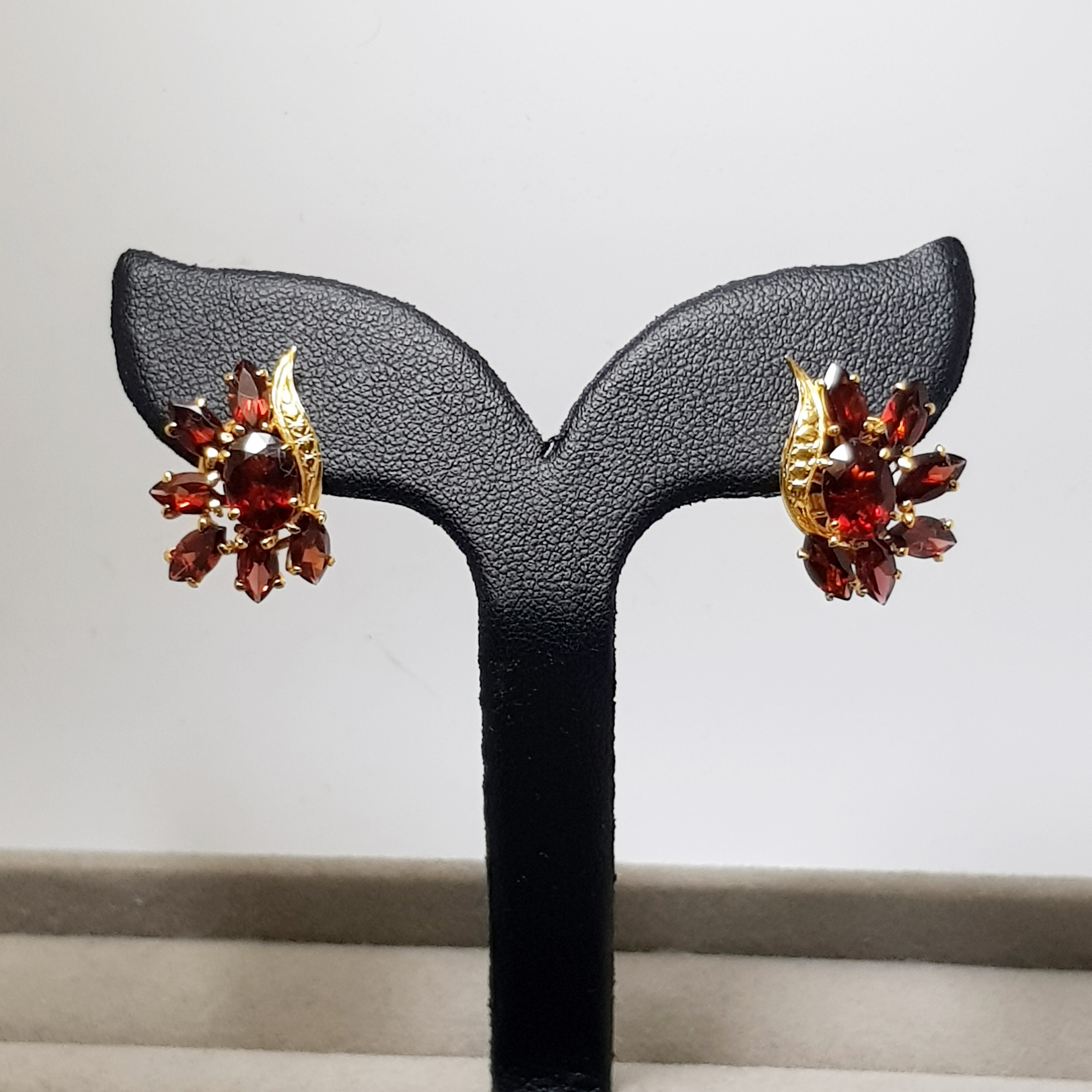 ต่างหูโกเมนลายช่อดอกไม้ **ขายแล้ว**