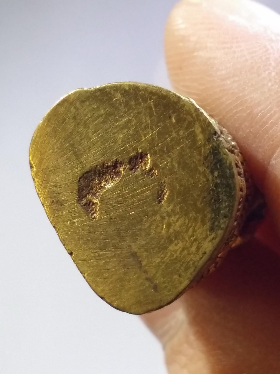 รหัสสินค้า พระมีกล่อง 3714 รูปหล่อหลวงปู่ทวด วัดช้างให้ จังหวัดปัตตานี ฐานงู มือถือลูกแก้วกายสิทธิ์ ปลุกเสกวัดเขาล้อ อำเภอท่าตะโก จังหวัดนครสวรรค์ จัดสร้างปี 2552 หลวงพ่อพันธ์ สุมโน ปลุกเสก