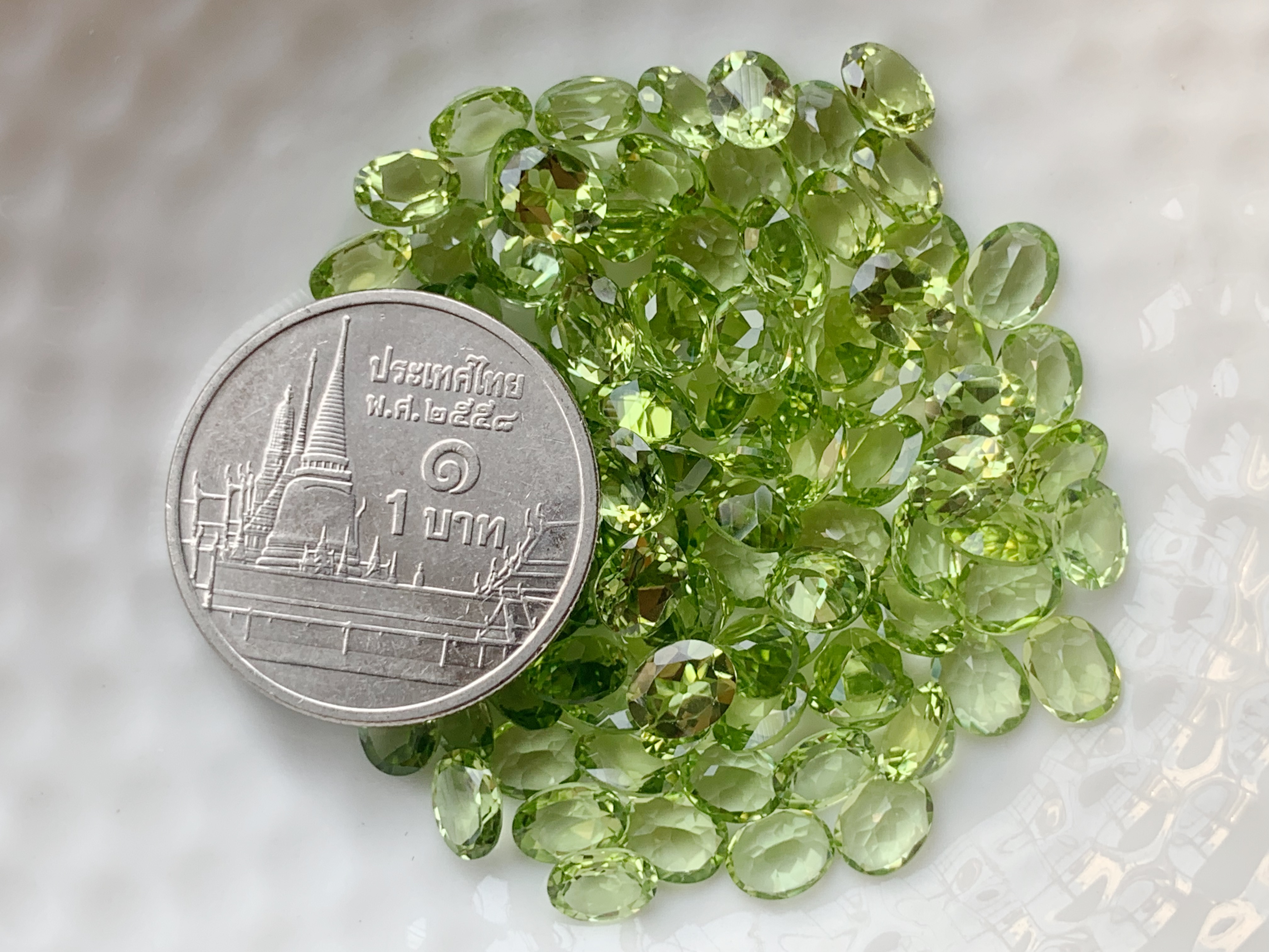 เพอริดอทไข่ 5X4 มม. 5 กะรัต