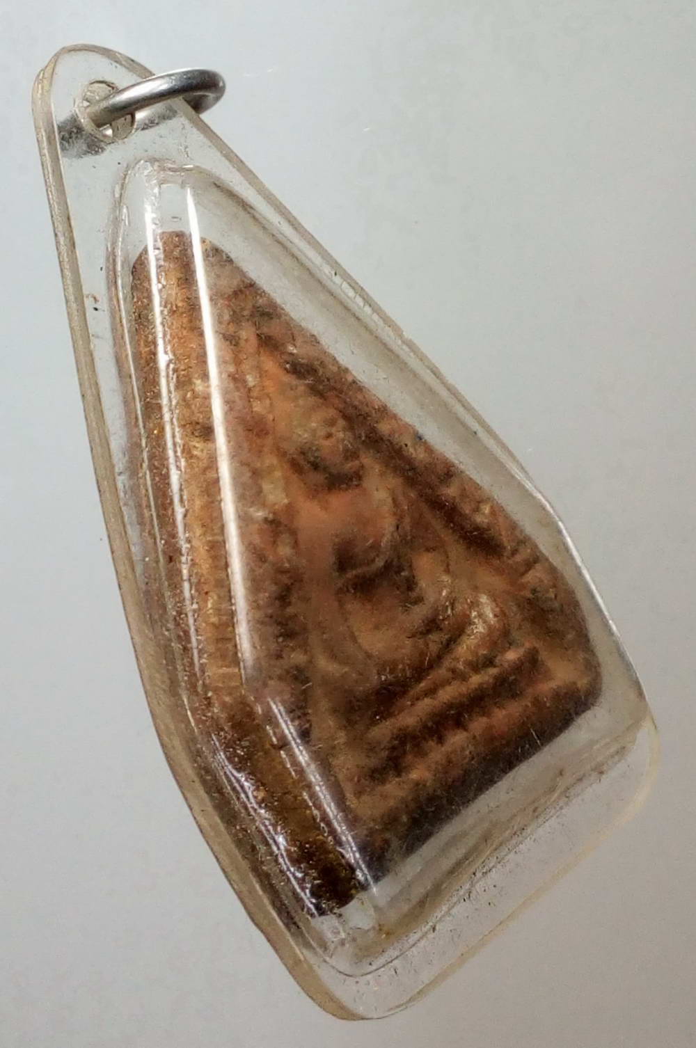 รหัสสินค้า พระไม่ทราบที่ 197 พระเนื้อดินเผาซุ้มเรือนแก้ว ด้านหลังมี ตราสัญลักษณ์กดจมลึกลงไปในเนื้อพระ ไม่ทราบที่ เลี่ยมพลาสติกมาแต่เดิม พร้อมใช้ครับ พระรายการนี้ให้เช่าบูชาแล้ว