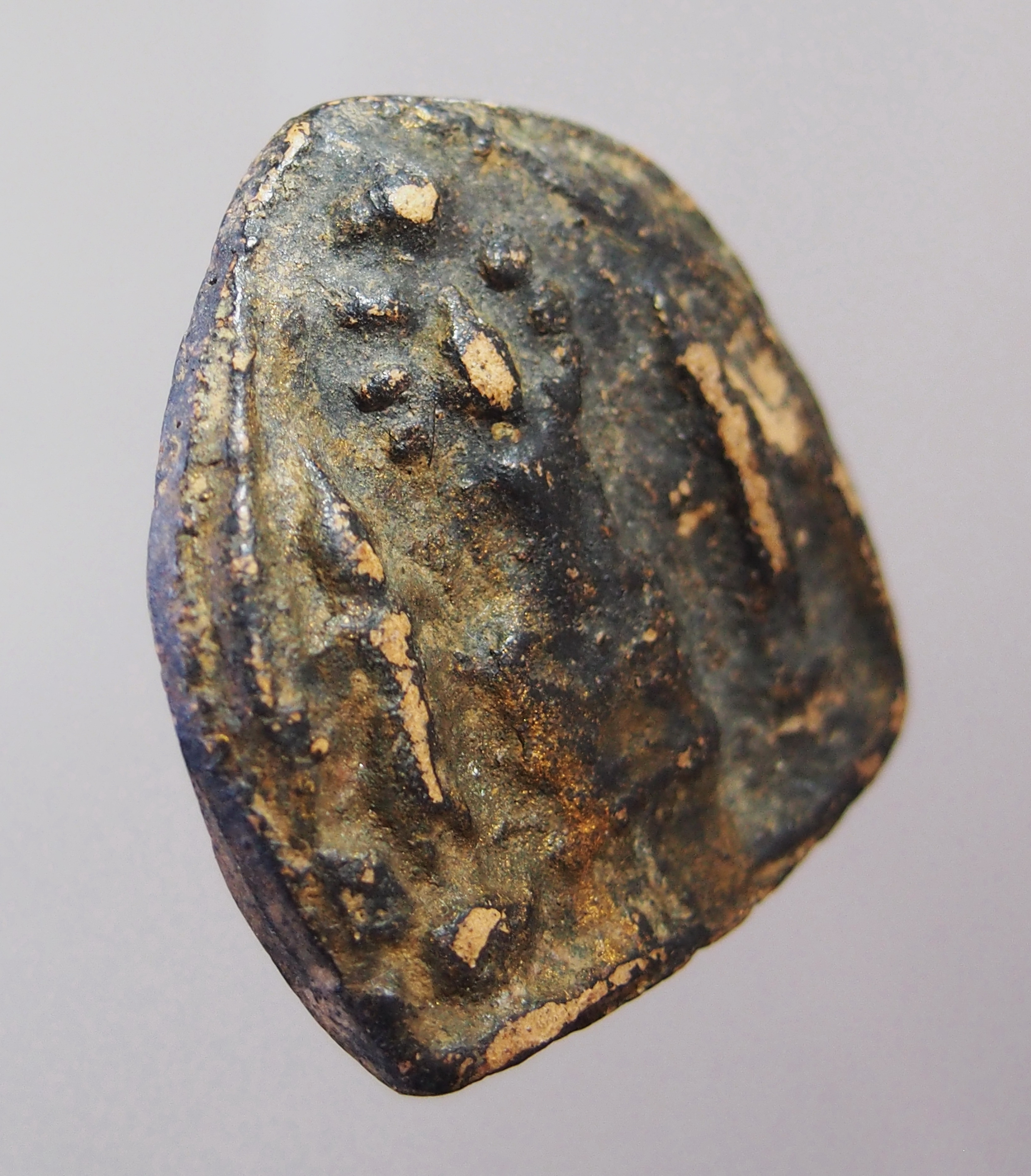 รหัสสินค้า พระกรุ 082 พระตรีกาย เนื้อดิน ลงรักดำ บางคนดูเป็นพระกรุ บางคนดูเป็นพระเกจิยุคเก่า ไม่ทราบที่