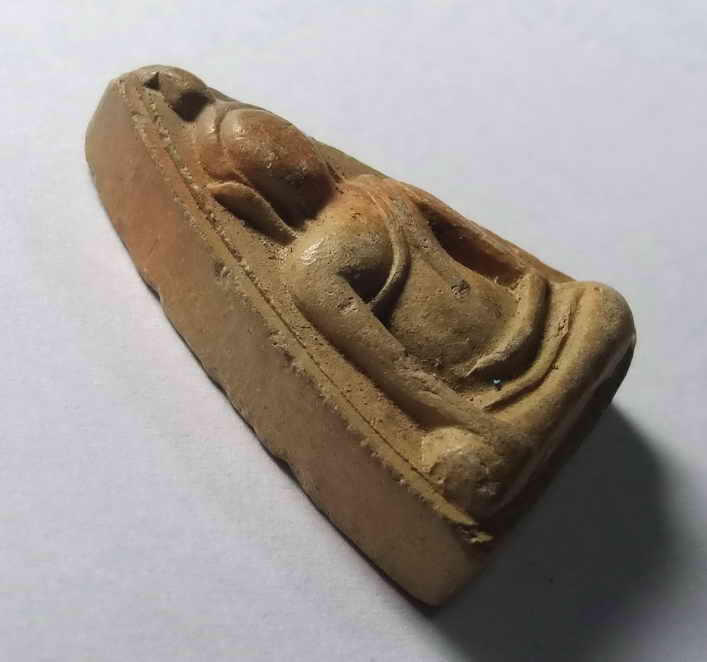 รหัสสินค้า พระไม่ทราบที่ 080 พระนางพญาเนื้อดินเผา หลังธรรมจักร ไม่ทราบที่ สภาพพอสวย