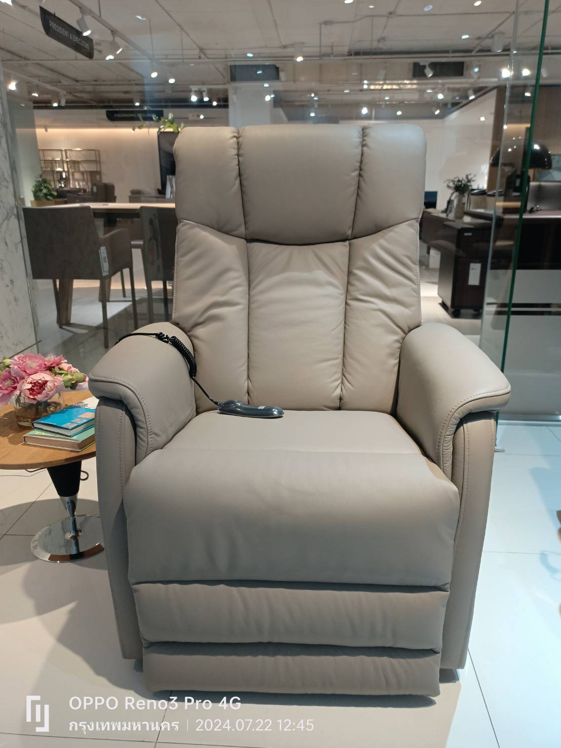 เก้าอี้พักผ่อนปรับไฟฟ้า ช่วยพยุงลุก-นั่ง Lift UP Chair หุ้มหนังแท้ผิวสัมผัส นุ่มสบายต่อการใช้งาน สำหรับผู้ที่มีปัญหาปวดหลัง ผู้สูงอายุ ผู้ป่วยหลังผ่าตัด ผู้ป่วยในระยะพักฟื้นหรือผู้ที่กำลังตั้งครรภ์ ช่วยพยุงตัวในการยืน (BEST SELLER)