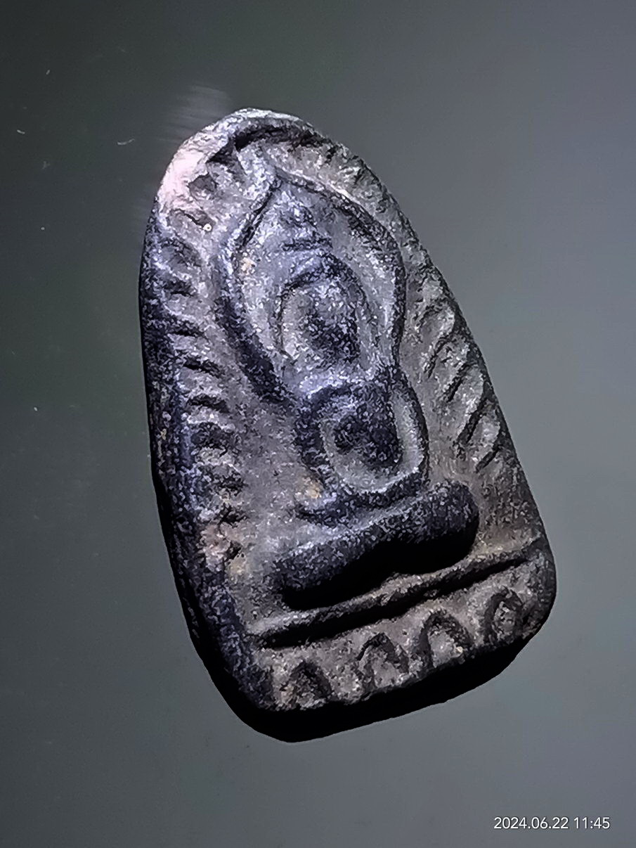 รหัสสินค้า พระเนื้อดิน เนื้อผง เนื้อว่าน 099 พระซุ้มกอเนื้อดินเผา หลวงพ่อสว่าง วัดท่าพุทรา จังหวัดกำแพงเพชร ขนาดเมื่อเทียบกับเหรียญบาท