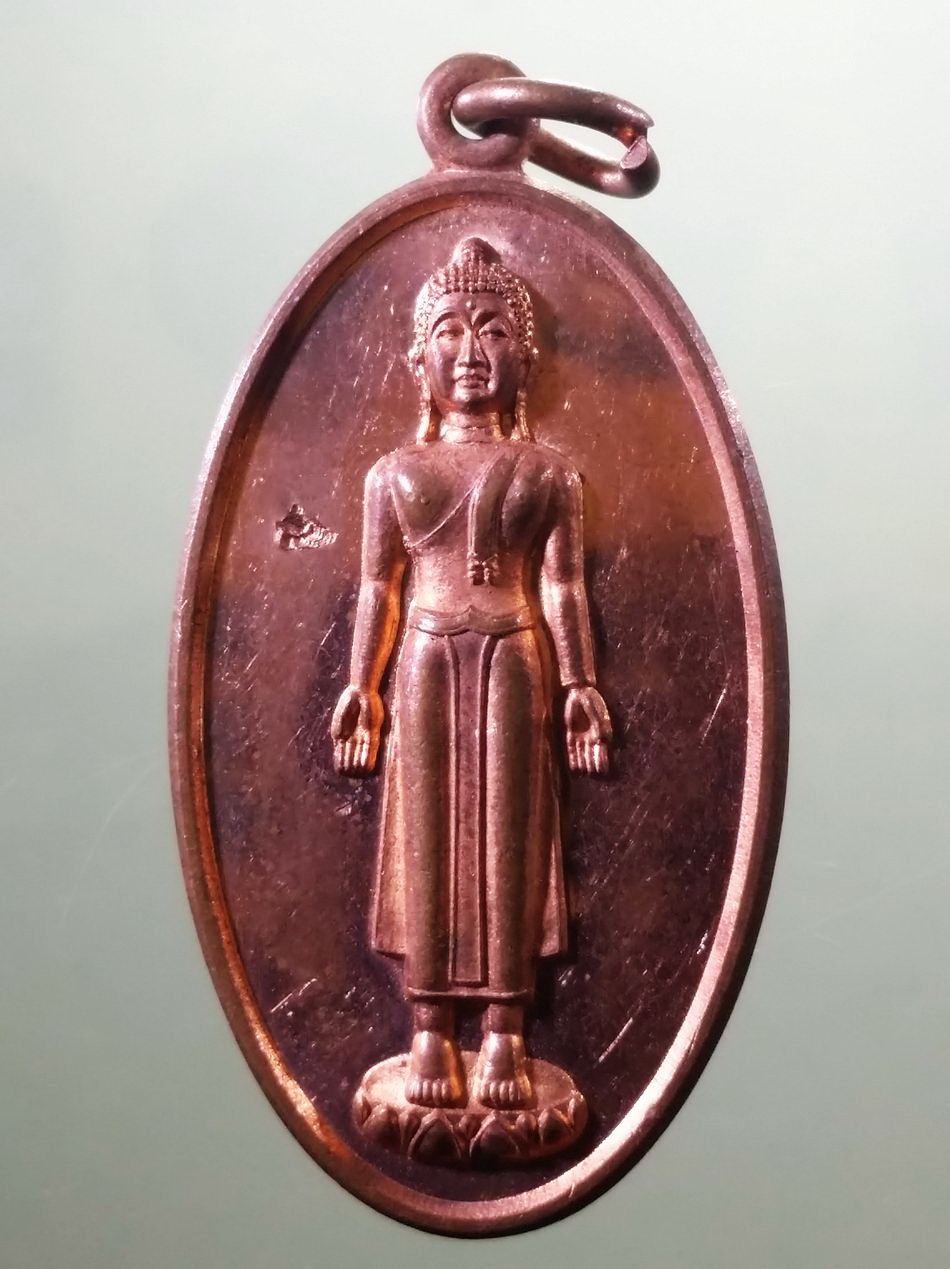 รหัสสินค้า เหรียญพระพุทธ 4103 เหรียญพระพุทธปางเปิดโลก เนื้อทองแดงผิวไฟ หลังพระอาจารย์ ฐิตธัมโม วัดภูสว่างแสงธรรม อำเภอนายูง จังหวัดอุดรธานี ตอกโค๊ต ด้านหน้า ขนาดเมื่อเทียบกับเหรียญบาท