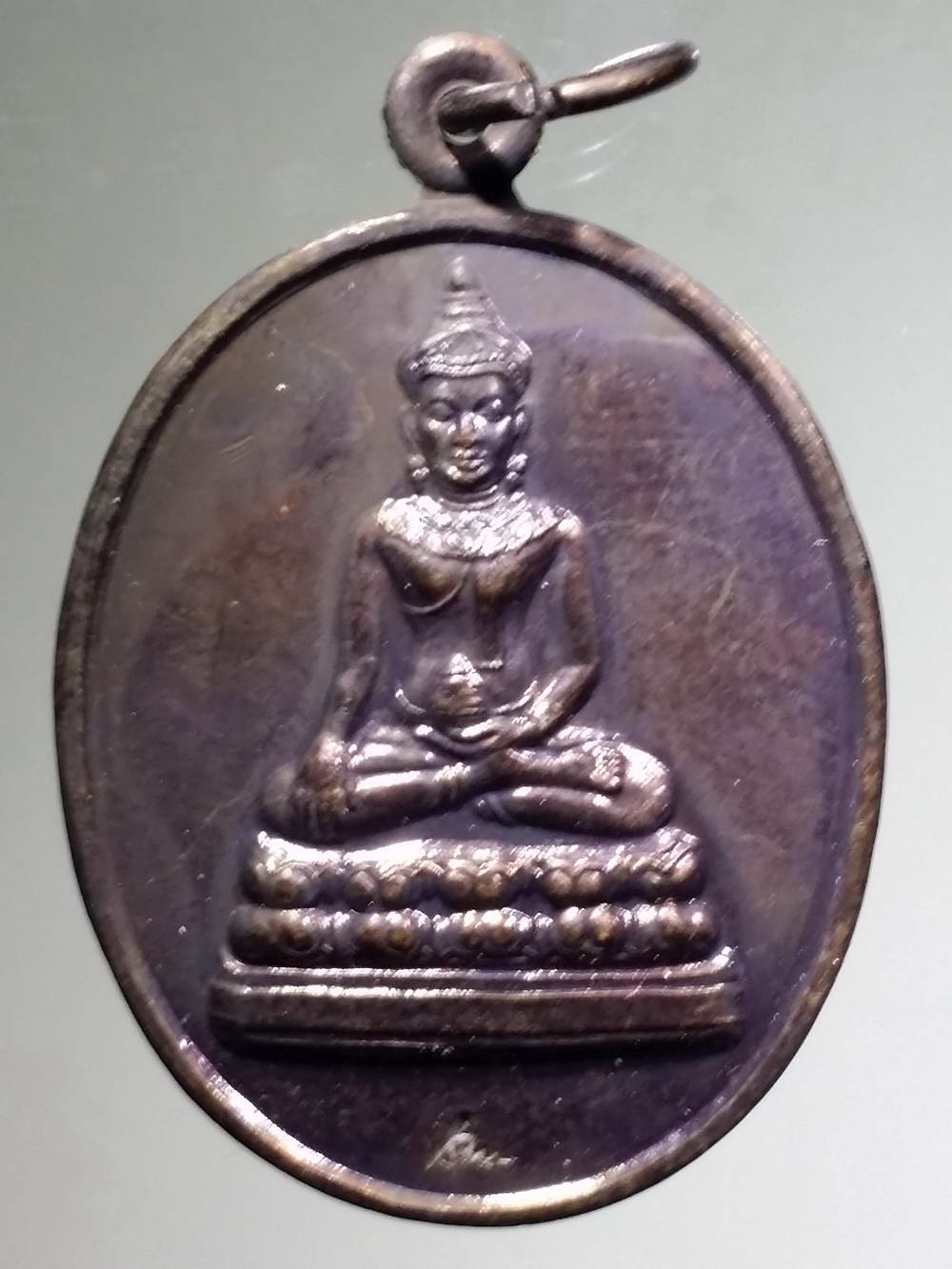 รหัสสินค้า พระมีกล่อง 176 เหรียญพระพุทธสุรินทร์ภักดี เนื้อทองแดงรมดำ จังหวัดสุรินทร์ สร้างปี 2541