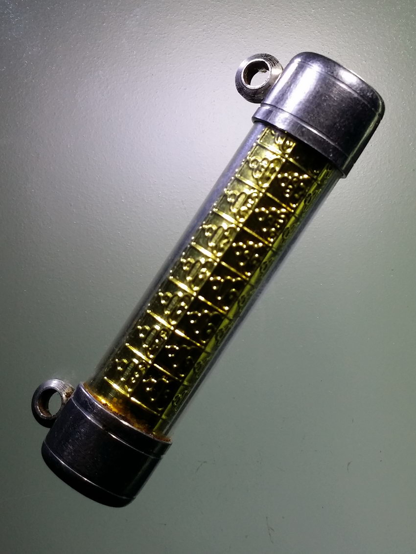 Antig LSD 048 ตะกรุดฝาบาตร แผ่นยันต์ขอมเชียง ที่ระลึกพิธีไหว้ครู หลวงพ่อเปิ่น วัดบางพระ จังหวัดนครปฐม ปี 2555