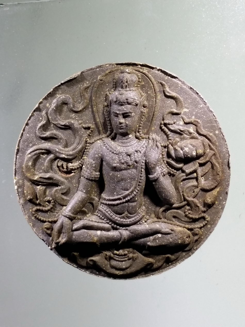รหัสสินค้า จตุคามรามเทพ 975 พระเทวราชโพธิสัตว์จตุคามรามเทพ รุ่นมหาจักรพรรดิศรีวิชัยสุวรรณภูมิ เนื้อว่านกากยายักษ์ หมายเลข ๑๘