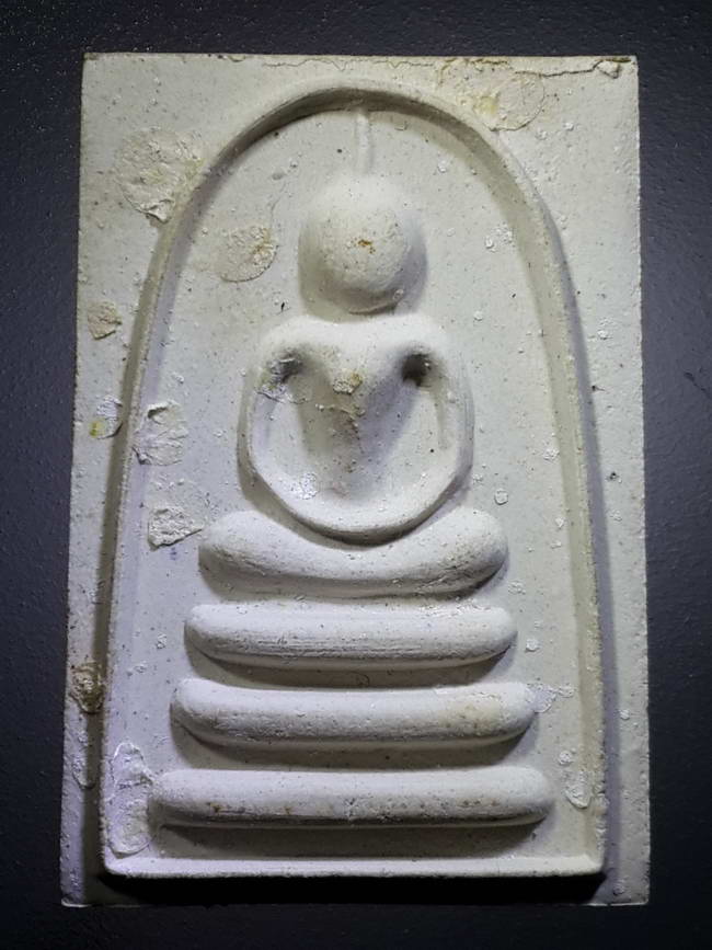 รหัสสินค้า พระมีกล่อง 377 พระสมเด็จเนื้อผงหลังรูปเหมือนหลวงพ่อแพ วัดพิกุลทอง จังหวัดสิงห์บุรี หลังยันต์พุฒซ้อนและยันต์นะโมพุทธายะ (พระเจ้าห้าพระองค์)