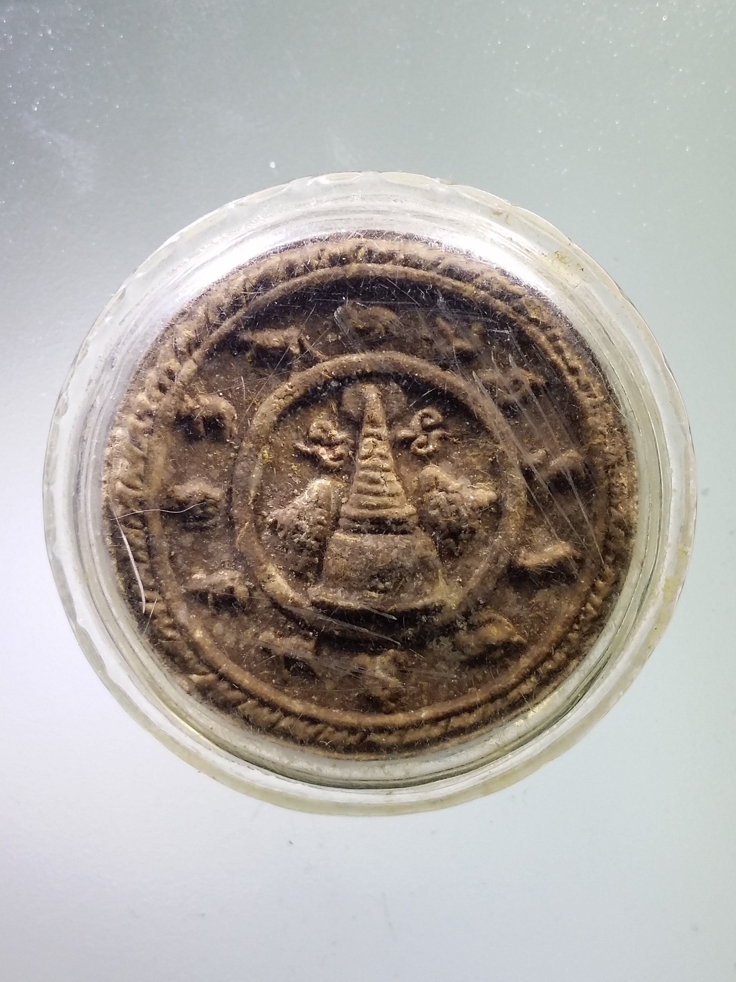 Antig LSD 053 พระเทวราชโพธิสัตว์จตุคามรามเทพ เนื้อผงว่านสีน้ำตาล ไม่ทราบรุ่น ขนาดองค์พระประมาณ 3 เซนติเมตร เลี่ยมพลาสติกมาแต่เดิม พระรายการนี้ให้เช่าบูชาแล้ว