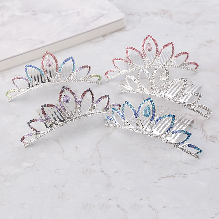 As1161- มงกุฏขนาดเล็ก มีหลายสีขนาดกว้าง10x3.5ซม.เพชรสวยแวววาวเหมือนแบบ เป็นแบบหวีเสียบ ขนาดสวยพอเหมาะ เด็กเล็ก-ถึงเด็กโต