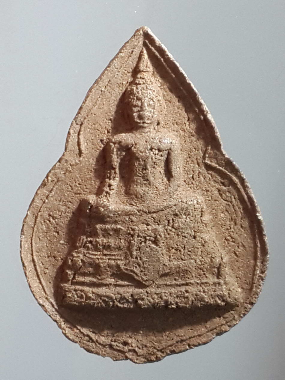 รหัสสินค้า พิจิตร 036 พระกลีบบัวเนื้อผงผสมว่าน พิมพ์พระพุทธ หลวงพ่อลือ วัดวังกลม จังหวัดพิจิตร พระรายการนี้ให้เช่าบูชาแล้ว