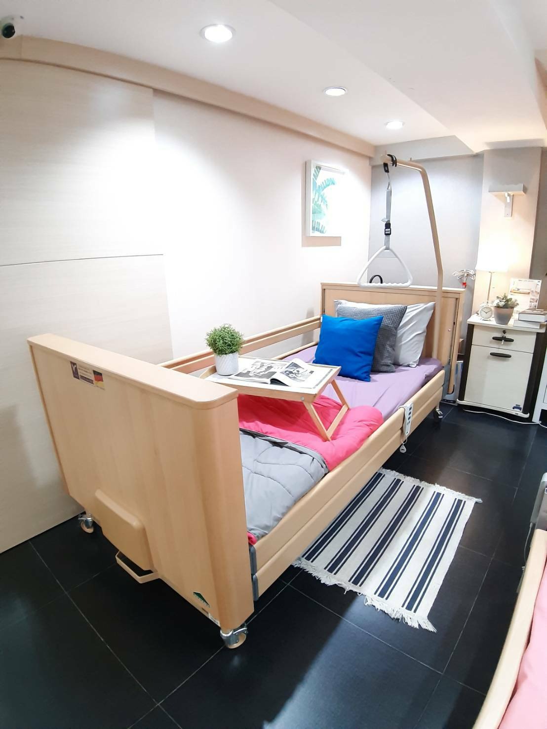 ชุดเตียงผู้ป่วยปรับไฟฟ้า Dali Low Entry จากประเทศเยอรมัน (เตียงปรับระดับต่ำสุด 23 cm.) + พร้อมที่นอนโฟมป้องกันแผลกดทับ Mercury หนา 15 ซม. ผลิตภัณฑ์ประเทศอังกฤษ + เสาพยุงตัว + ชุดผ้าปูที่นอน + ผ้ายาง