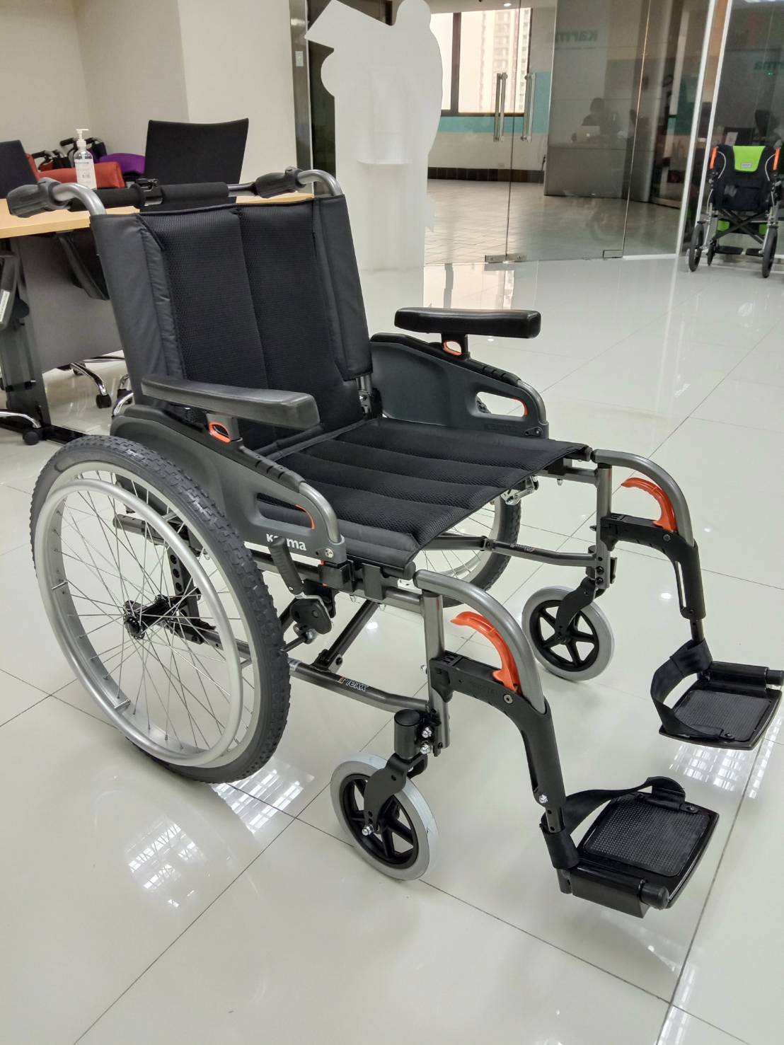 รถเข็นอลูมินัมอัลลอยด์คาร์ม่า ไซร์ใหญ่พิเศษ Karma รุ่น Flexx HD (KM-8022) เบาะกว้างพิเศษ 22 นิ้ว รองรับน้ำหนักสูงสุด 170 กิโลกรัม เหมาะสำหรับ คนมีรูปร่างใหญ่, คนที่มีน้ำหนักมาก, คนไซร์ฝรั่ง สูง ใหญ่ ของแท้ รับประกันศูนย์ไทย 5 ปี
