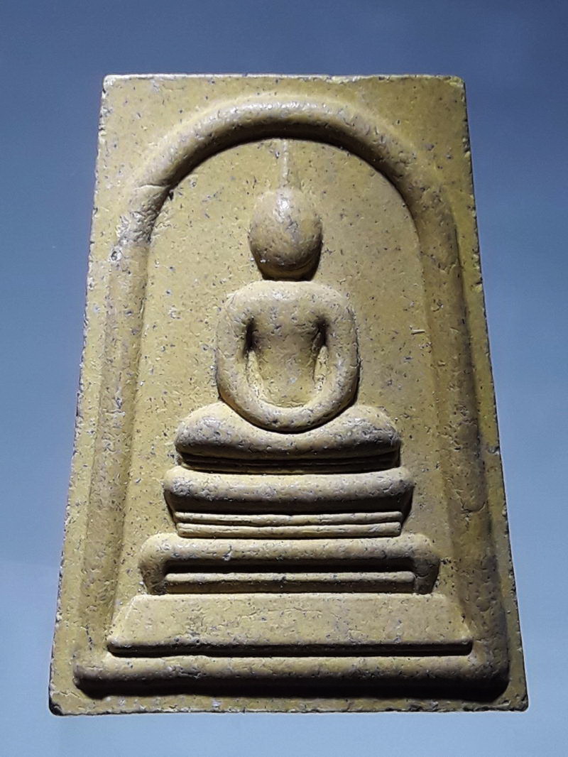 รหัสสินค้า พระเนื้อดิน ผง ว่าน 10343 พระสมเด็จเหนือหัว เนื้อสีเหลือง ขนาดเทียบกับเหรียญบาท
