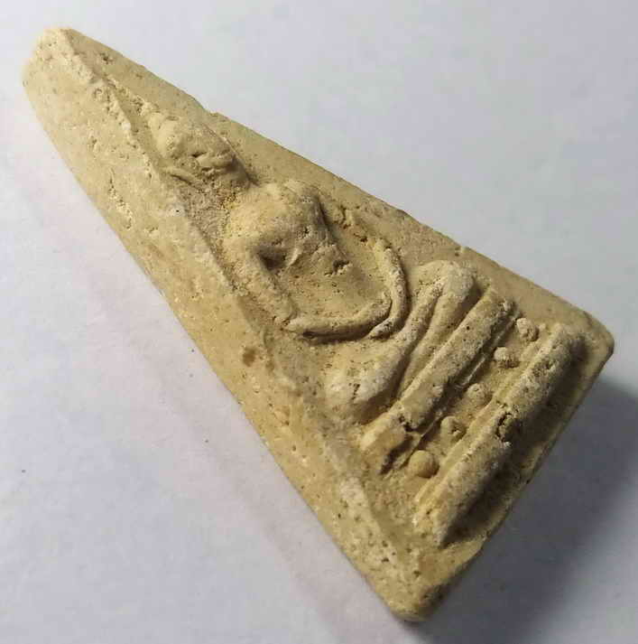 รหัสสินค้า พระไม่ทราบที่ 011 พระผงสามเหลี่ยม พิมพ์พระพุทธนั่งสมาธิ ฐานจุดหลังยันต์ ไม่ทราบที่ พระรายการนี้ให้เช่าบูชาแล้ว