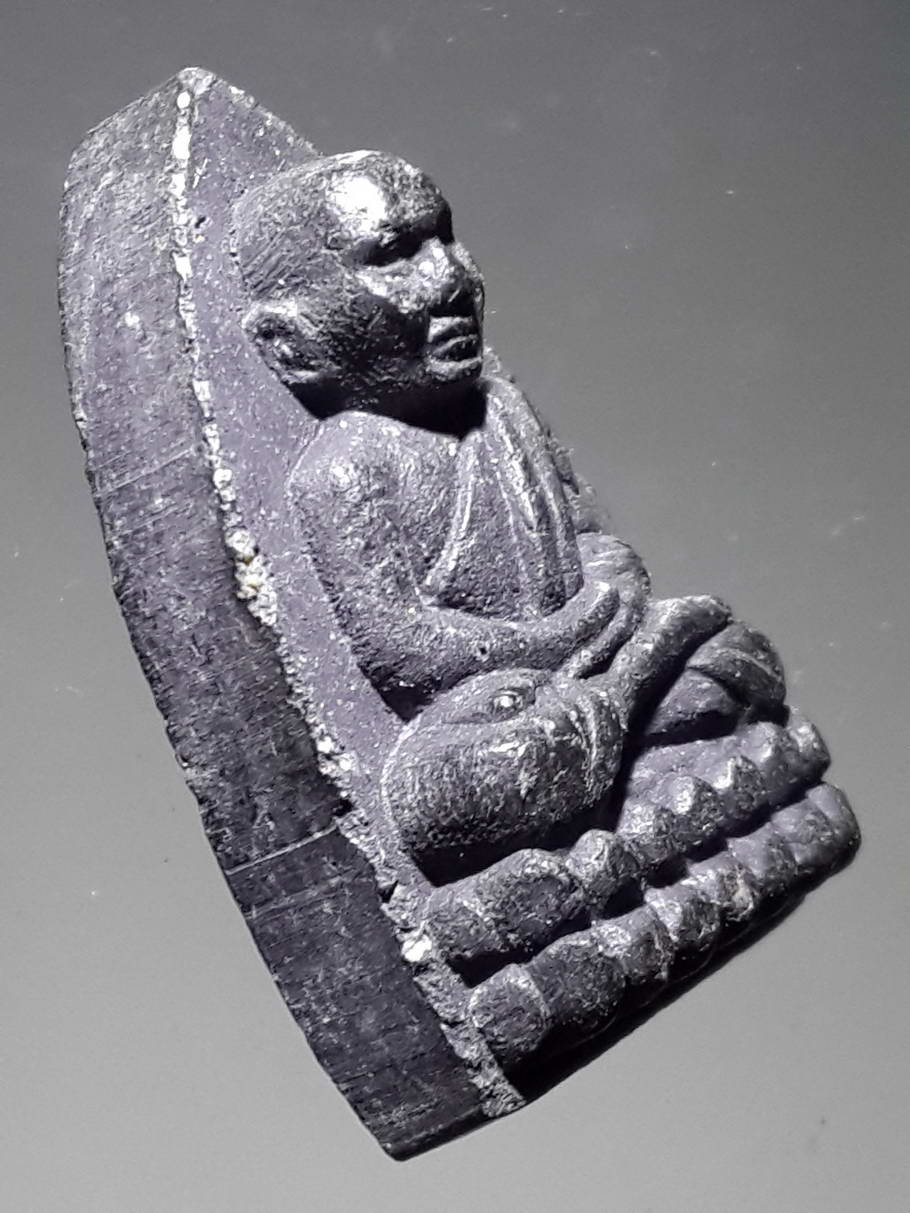 รหัสสินค้า หลวงปู่ทวด วัดต่างๆ 330 หลวงปู่ทวด วัดช้างให้ จังหวัดปัตตานี หลังตราสัญลักษณ์พระราชพิธีกาญจนาภิเษก ครองราชย์ 50 ปี ในหลวงรัชกาลที่ 9