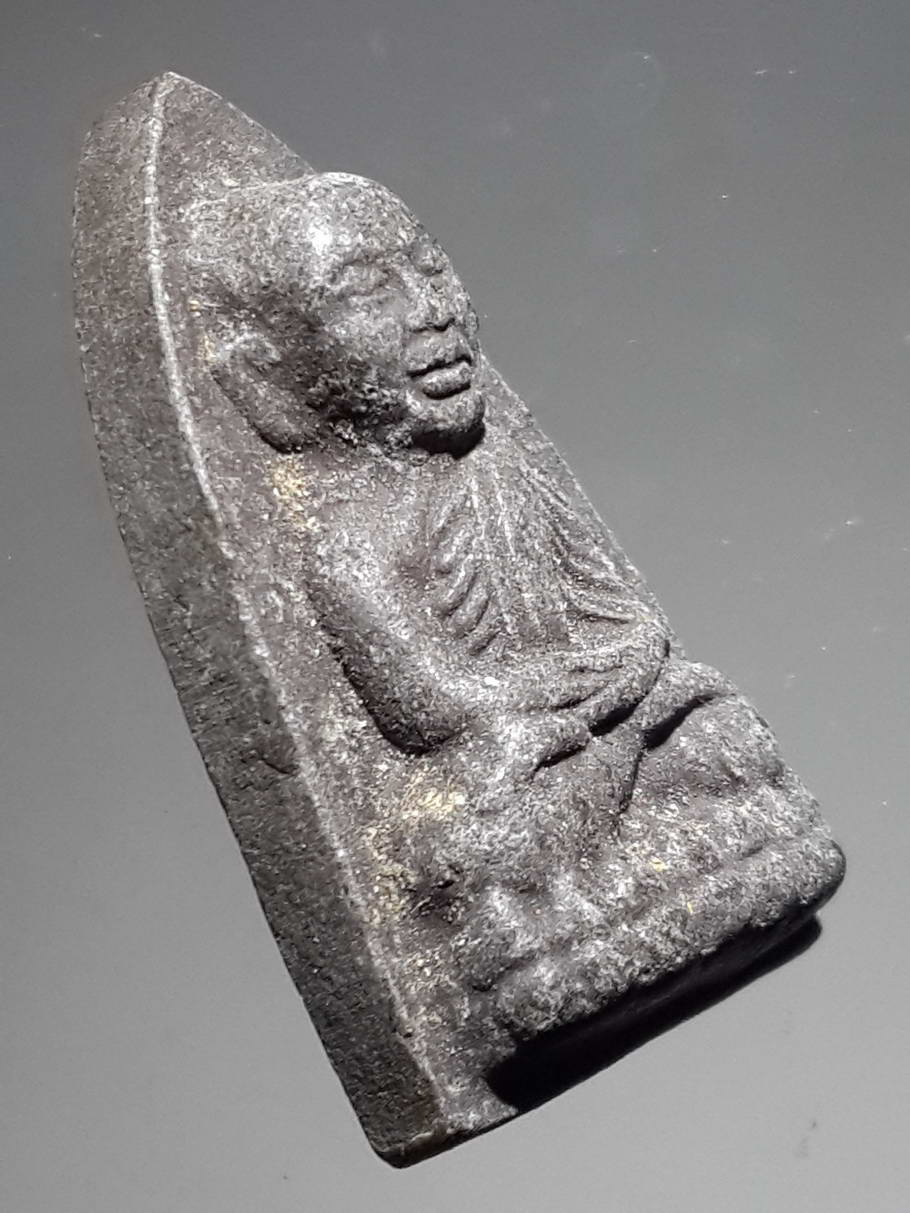 รหัสสินค้า หลวงปู่ทวด วัดต่างๆ 325 หลวงปู่ทวด วัดช้างให้ จังหวัดปัตตานี เนื้อว่าน พิมพ์เตารีด หลังตัวหนังสือนูน