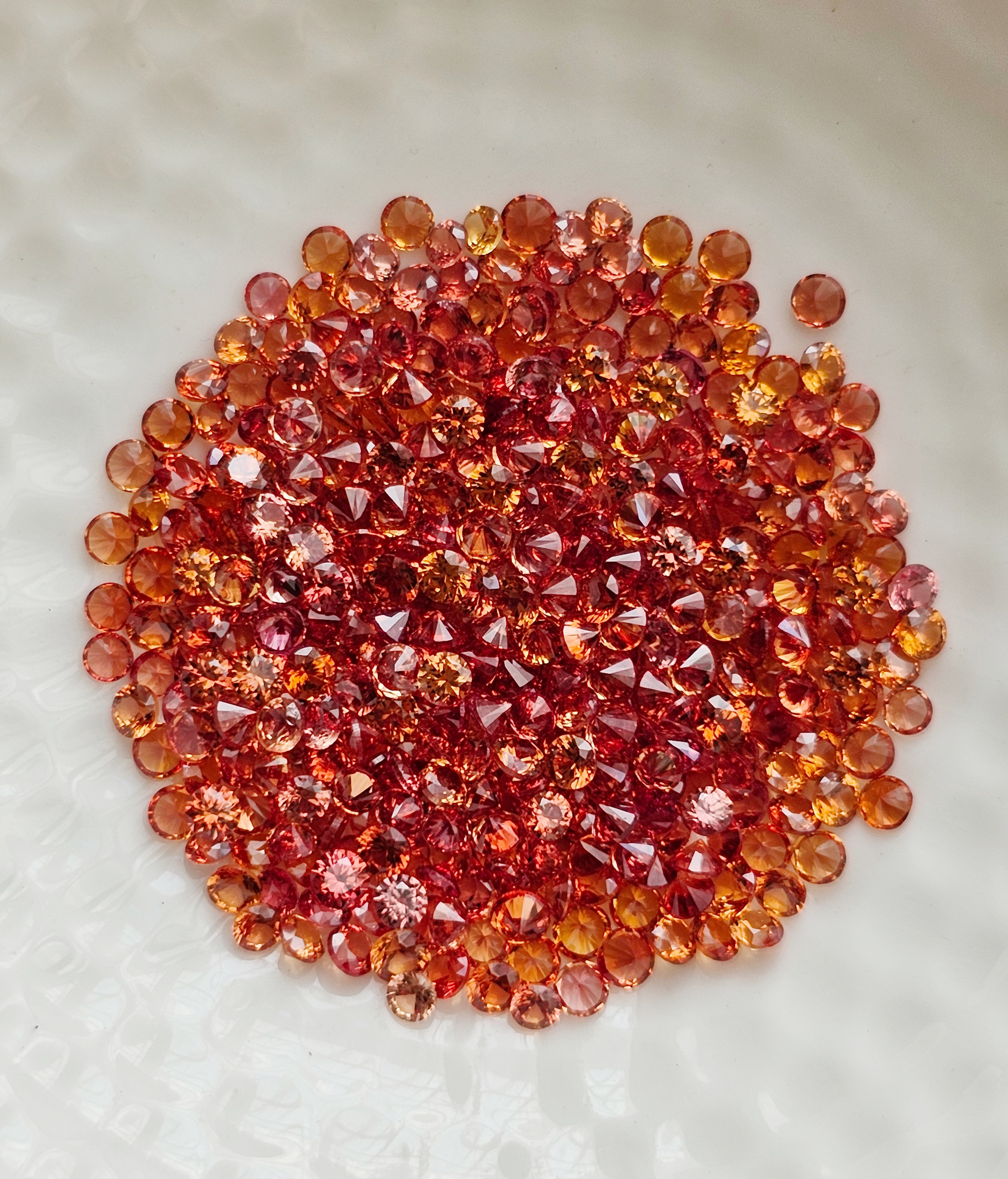 แซฟไฟร์ส้มอมเหลืองกลม 2.3-2.7mm. 1 กะรัต