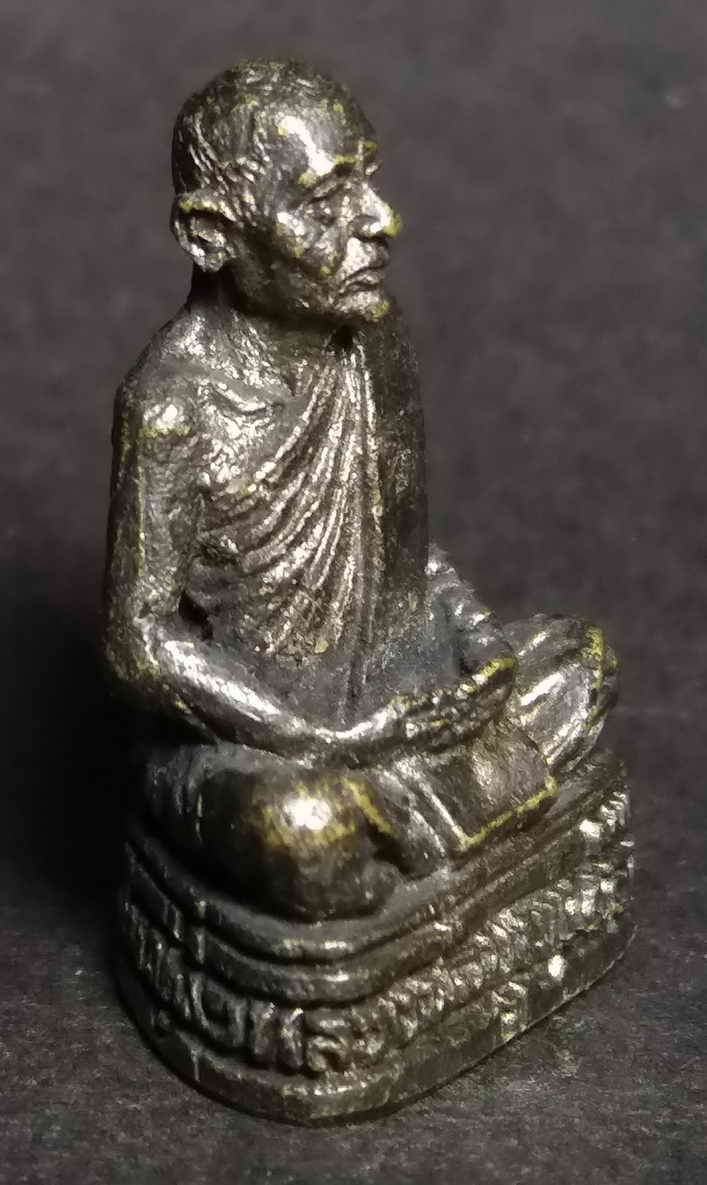 รหัสสินค้า พระกริ่ง พระหล่อ 053 รูปหล่อ หลวงพ่อบุญเหลือ ฐิตสีโล วัดคุ้งใหญ่ เนื้อทองเหลืองรมดำ