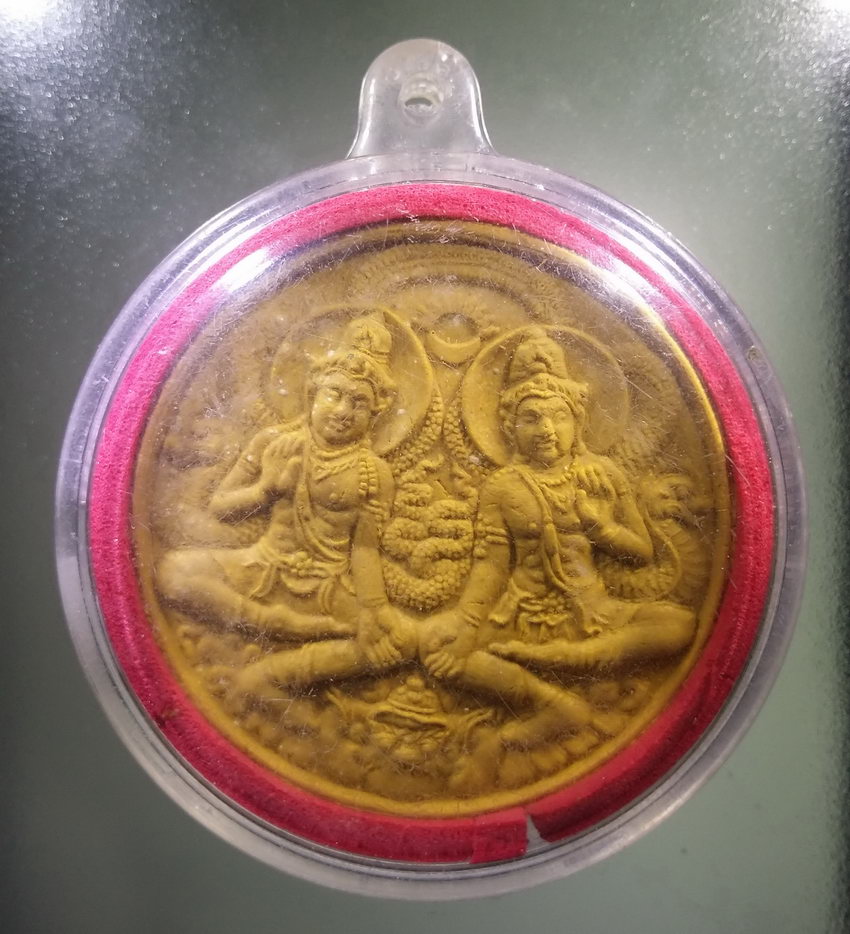 antig FB 1040 พระเทวราชโพธิสัตว์จตุคามรามเทพ เนื้อผงสีเหลือง ไม่ทราบรุ่น เลี่ยมพลาสติกพร้อมใช้มาแต่เดิม พระรายการนี้ให้เช่าบูชาแล้ว