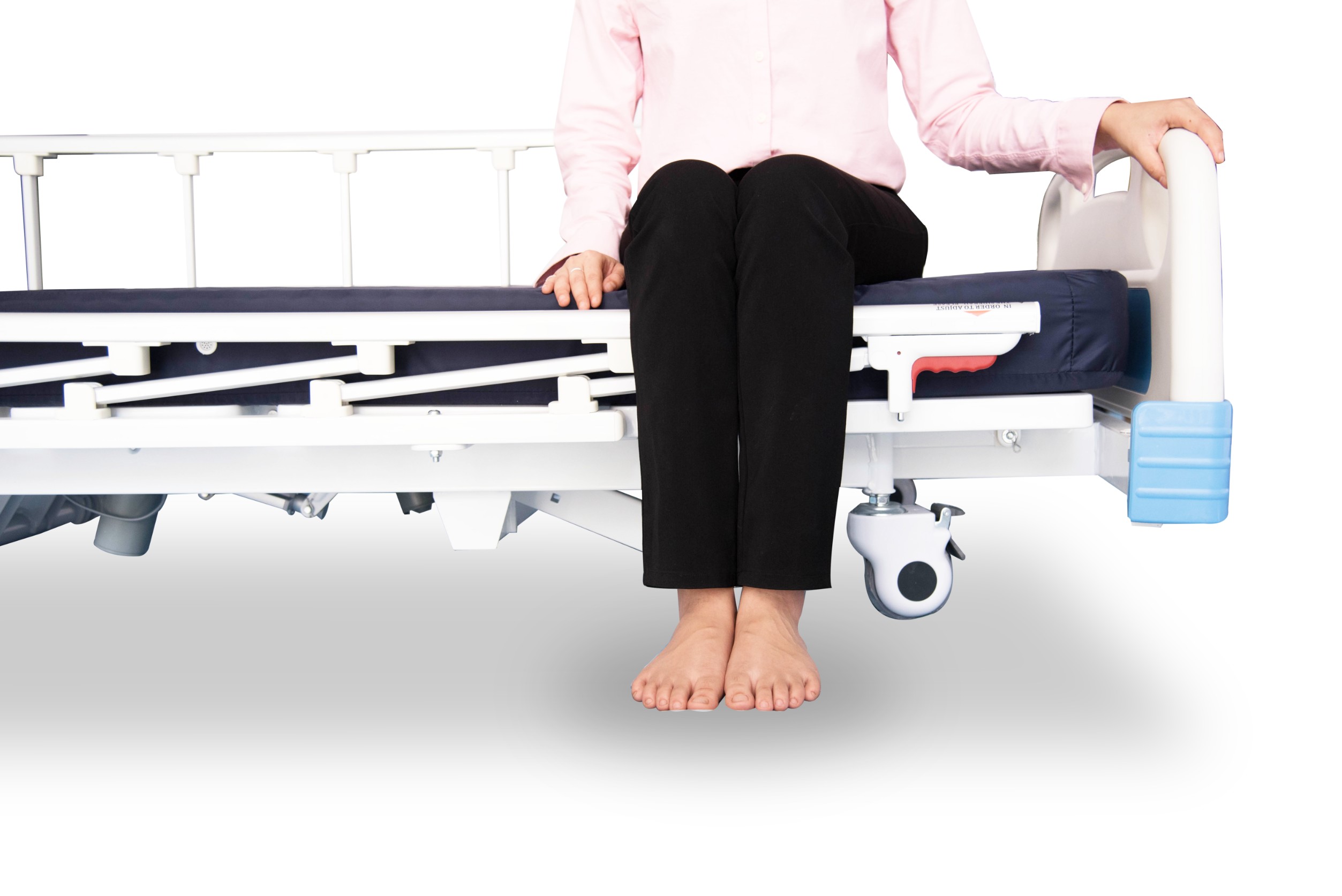 เตียงผู้ป่วยปรับไฟฟ้า 4 ฟังก์ชั่น SUPER LOW หัวท้าย ABS ราวสไลด์ I ปรับเตียงต่ำพิเศษ 35 ซม.+ แถมพิเศษ ฟูกที่นอน 4 ตอน + ชุดผ้าปูที่นอน ปลอกหมอน + ผ้ายางกันเปื้อน