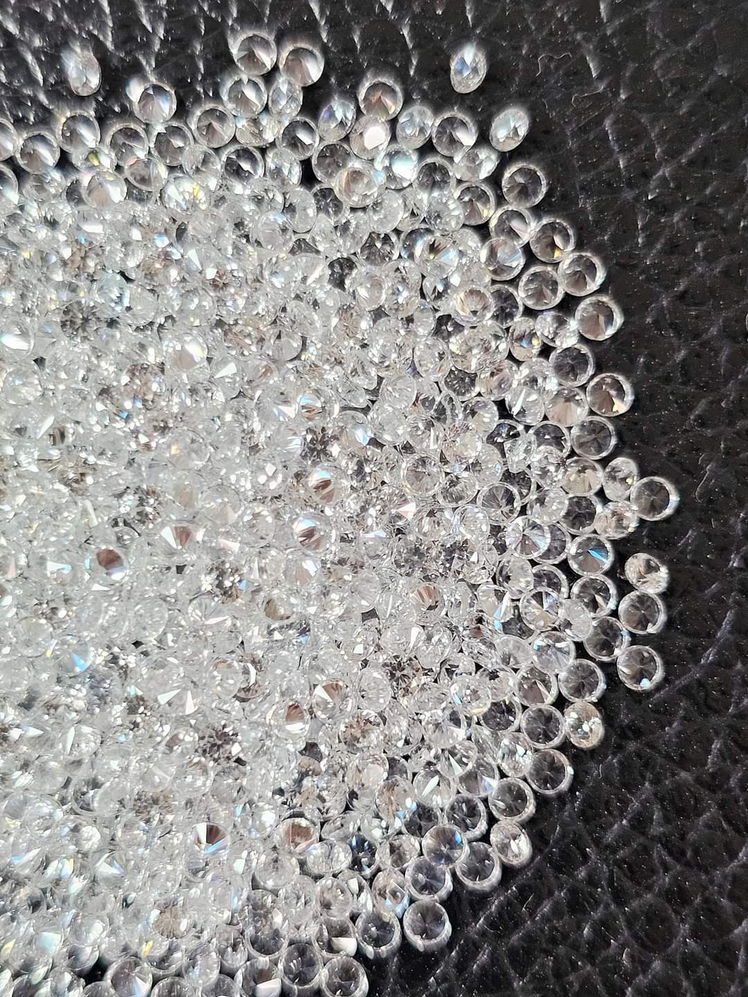 พลอยเพทายขาวกลม 1.8 มม. 1 กะรัต