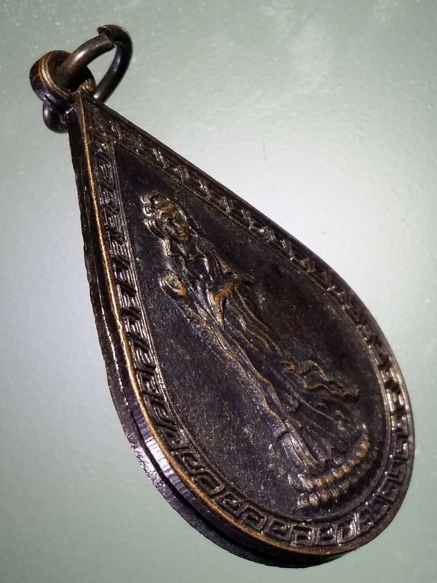 รหัสสินค้า เทพจีน - ฮินดู 089 เหรียญหยดน้ำ พระโพธิสัตว์เจ้าแม่กวนอิม ที่ระลึกสร้างพระโพธิสัตว์กวนอิม ศาลเจ้าซำปอกง อำเภอทุ่งสง จังหวัดนครศรีธรรมราช สร้างปี 2537