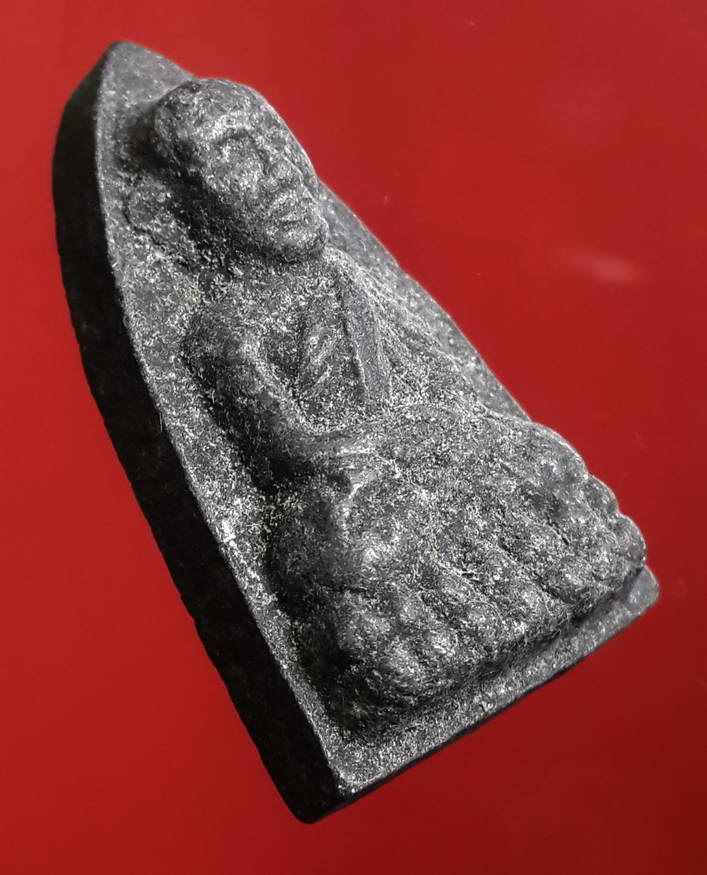 รหัสสินค้า หลวงปู่ทวด วัดต่างๆ 062 หลวงปู่ทวดเนื้อผง วัดช้างให้ จังหวัดปัตตานี ไม่ทราบปีที่สร้าง พิมพ์ตัวหนังสือนูน พระเริ่มมีอายุแล้วไขขึ้นแล้วครับ