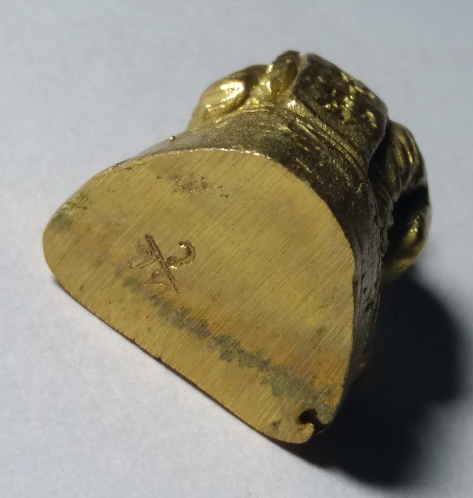 รหัสสินค้า พระมีกล่อง 129 รูปหล่อหลวงพ่อเขียน สำนักขุนเณร ออกวัดเขาทราย อำเภอทับคล้อ จังหวัดพิจิตร รุ่นบูรณะปฏิสังขรณ์โบสถ์วัดเขาทราย ที่ระลึกกฐินสามัคคีปี 2556 ตอกโค๊ตที่ใต้ฐาน