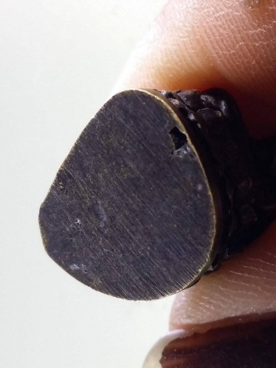 Antig FB 10778 รูปหล่อหลวงปู่ทวด นั่งฐานบัว เนื้อทองเหลืองรมดำ หล่อตัน วัดช้างให้ จังหวัดปัตตานี ไม่ทราบปีที่สร้าง เนื้อหา เก่า มีอายุครับ พระรายการนี้ให้เช่าบูชาแล้ว