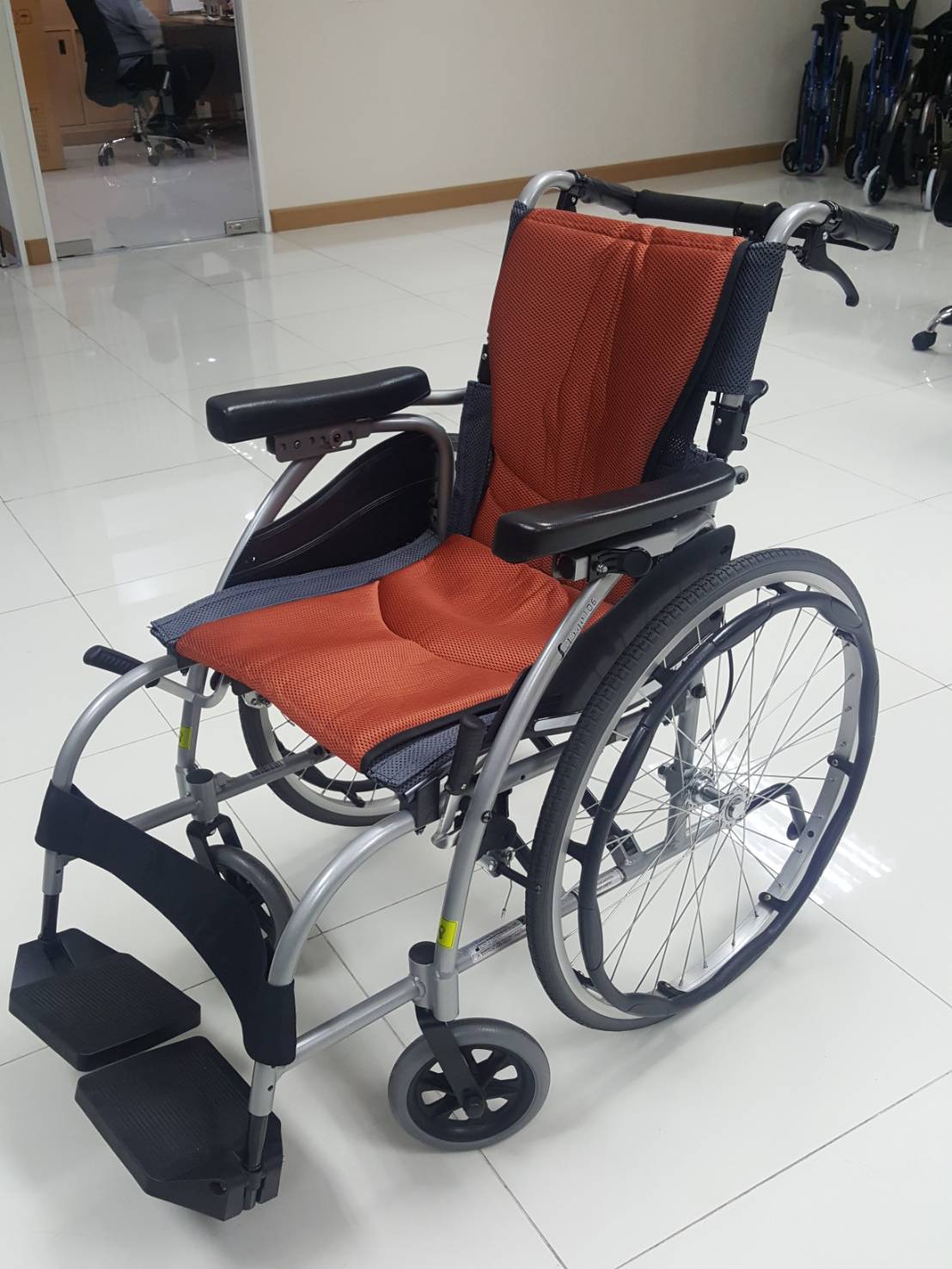 รถเข็นอลูมินัมอัลลอยด์คาร์ม่า Karma รุ่น S-Ergo 106 (WheelChair KARMA Ergo 106) ผู้ใช้งานหน้าท้องใหญ่ นั่งสบาย พนักพิงหลังปรับเอนได้ 3 ระดับ ของแท้ รับประกันศูนย์ไทย 5 ปี