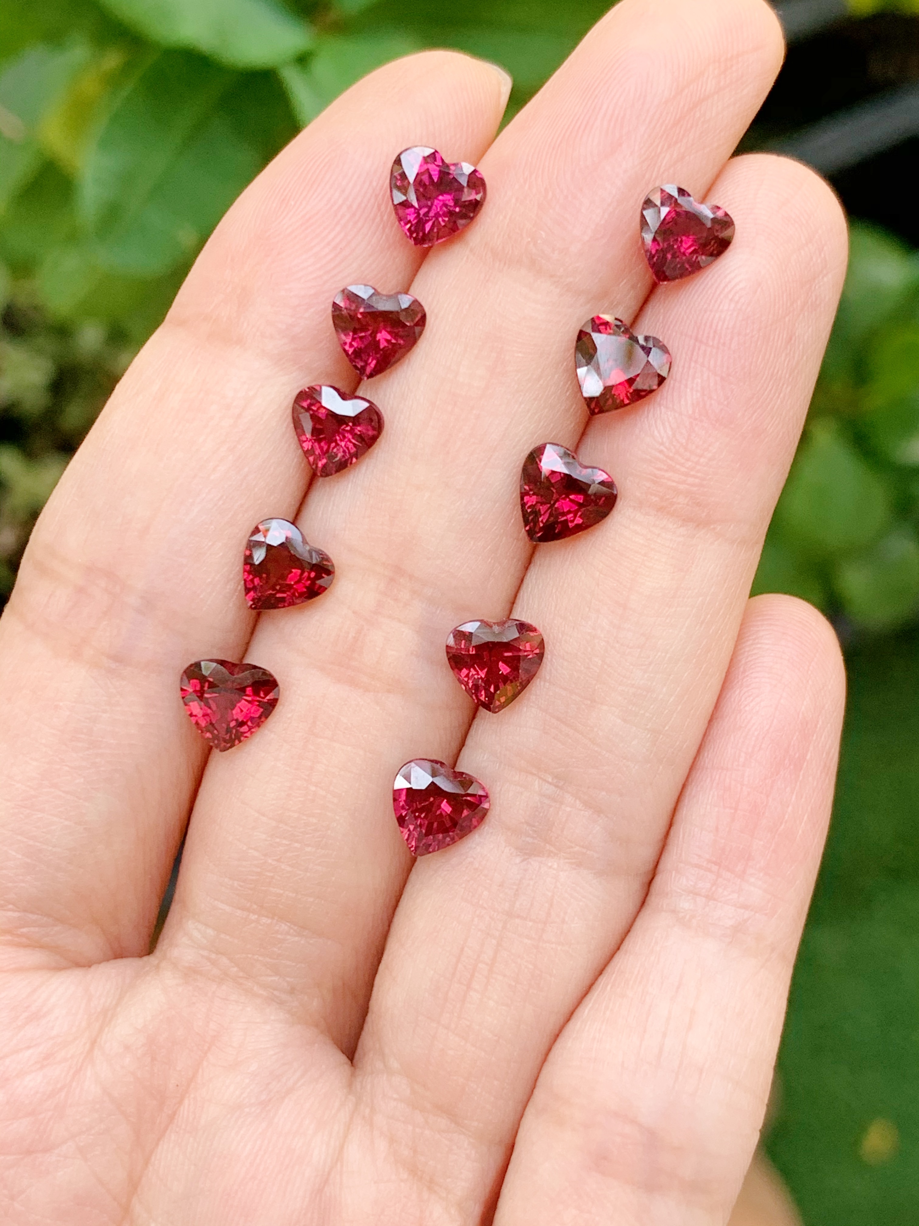 โรโดไลท์หัวใจ 6 มม. 5 กะรัต