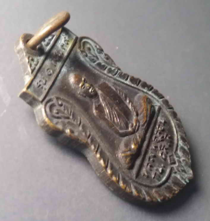 รหัสสินค้า เหรียญคณาจารย์ 465 เหรียญเสมาหลวงพ่อสอน กันตสีโล วัดเหล่าโง้ง อำเภอบรบือ จังหวัดมหาสารคาม สร้างปี 2539