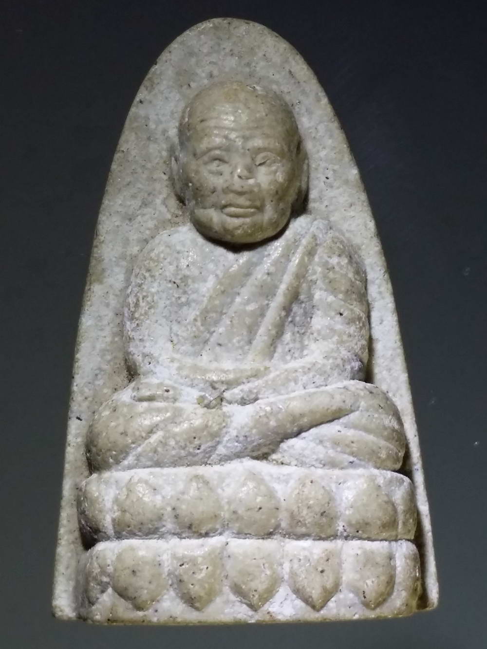 รหัสสินค้า หลวงปู่ทวด วัดต่างๆ 242 หลวงปู่ทวดเนื้อผง พุทธคุณ ฝังแร่มวลสาร หลังยันต์นะเฉลียวเพชร ไม่ทราบวัดที่สร้าง