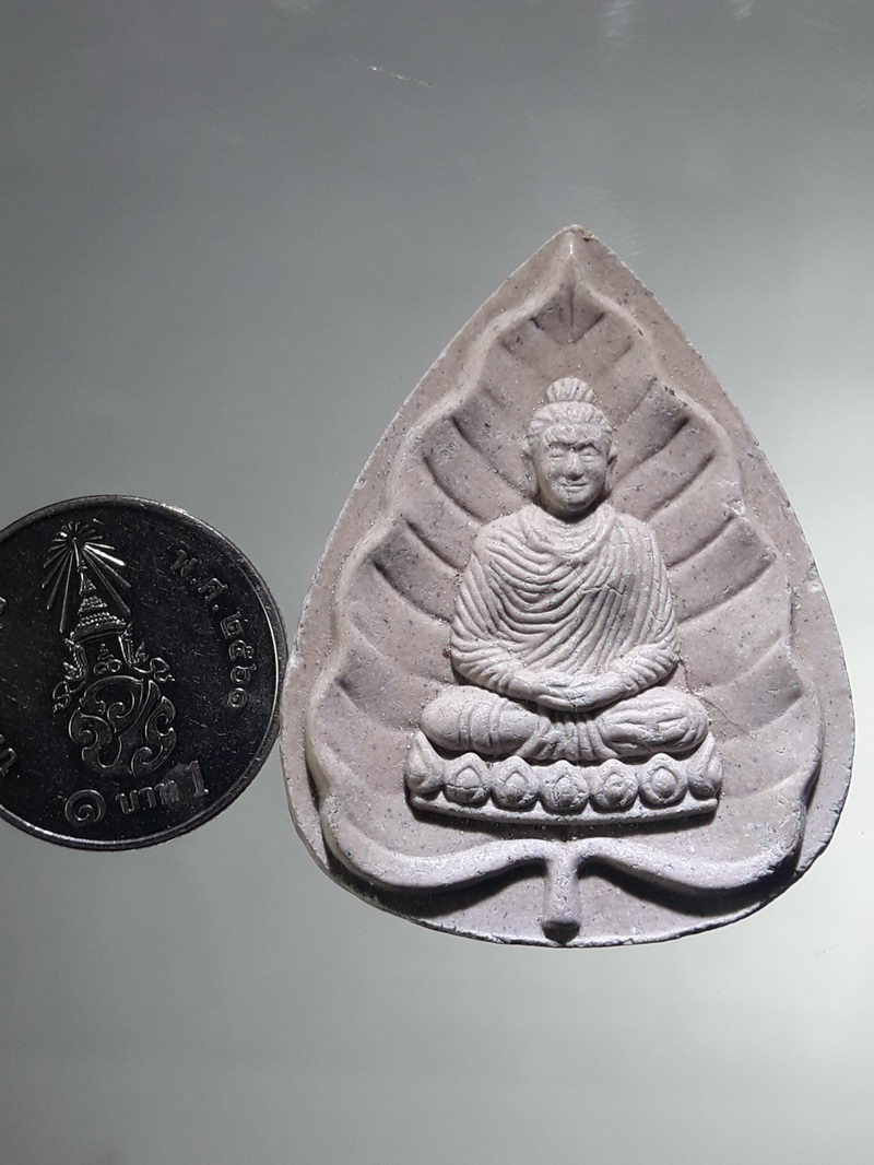 รหัสสินค้า พระเนื้อดิน ผง ว่าน 10422 พระพุทธเจ้ามหาศาสดาโลก เนื้อผงพิมพ์ใบโพธิ์ หลังยันต์น้ำเต้า ไม่ทราบที่