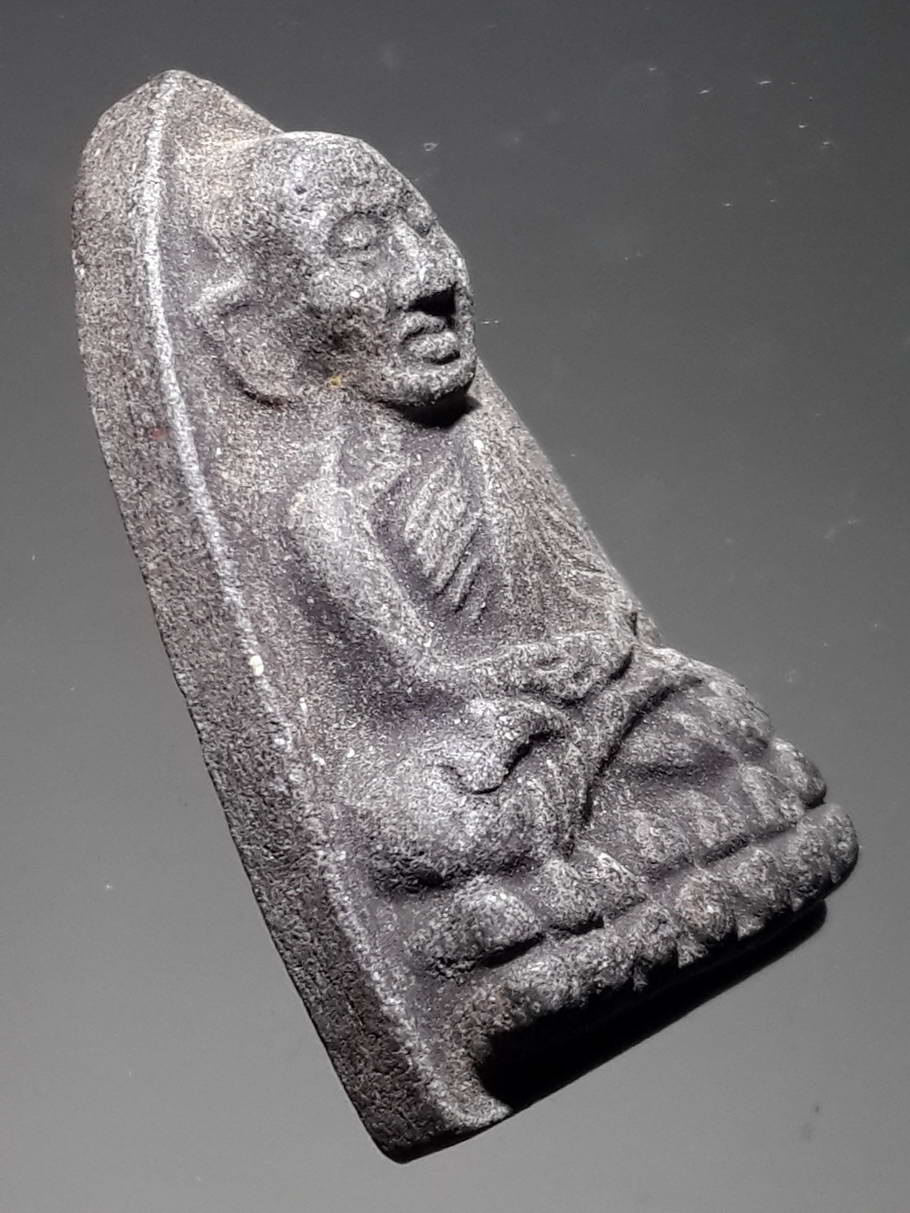 รหัสสินค้า หลวงปู่ทวด วัดต่างๆ 332 หลวงปู่ทวด วัดช้างให้ จังหวัดปัตตานี เนื้อว่าน พิมพ์เตารีด หลังตัวหนังสือนูน