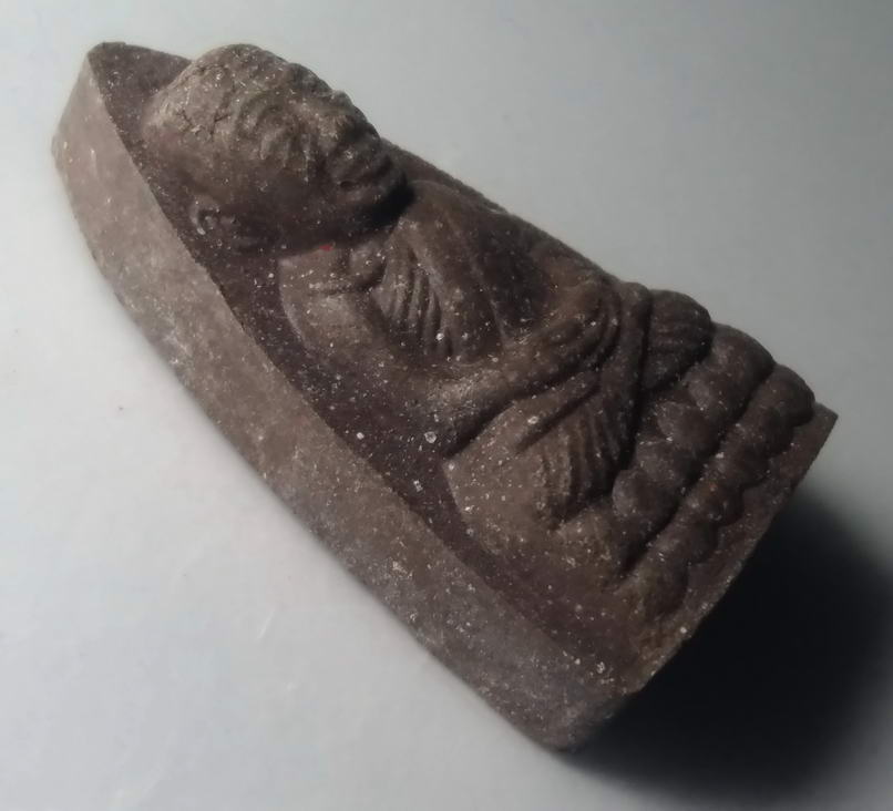 รหัสสินค้า หลวงปู่ทวด วัดต่างๆ 104 หลวงปู่ทวด เนื้อว่านสีน้ำตาล ออกวัดช้างให้ จังหวัดปัตตานี ไม่ทราบปีที่สร้าง พิมพ์ตัวหนังสือนูน