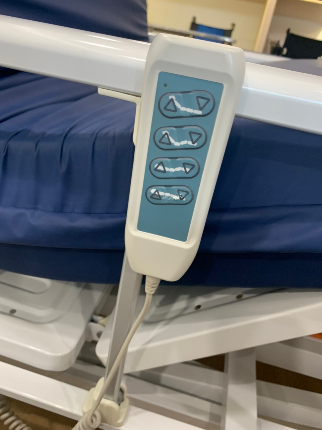 เตียงผู้ป่วยปรับไฟฟ้า 4 ฟังก์ชั่น SUPER LOW หัวท้าย ABS ราวสไลด์ I ปรับเตียงต่ำพิเศษ 35 ซม.+ แถมพิเศษ ฟูกที่นอน 4 ตอน + ชุดผ้าปูที่นอน ปลอกหมอน + ผ้ายางกันเปื้อน