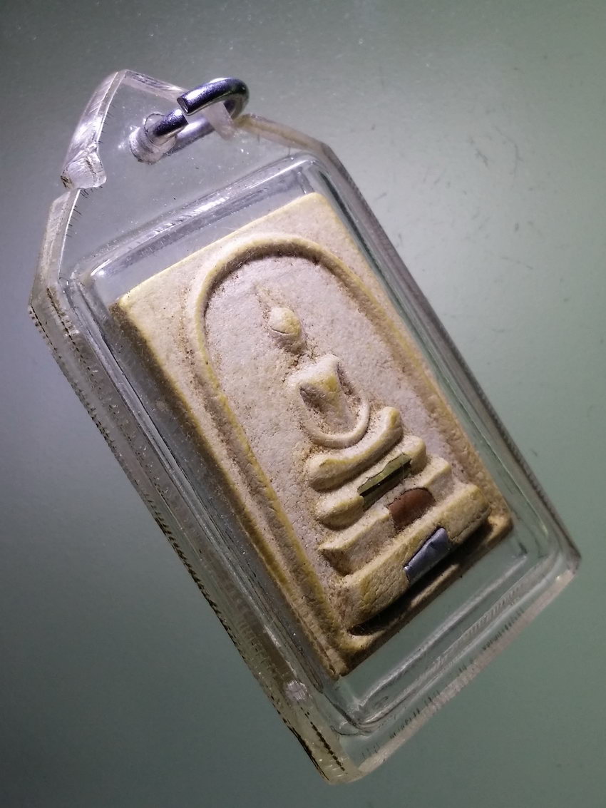 Antig LSD 383 พระสมเด็จเนื้อผงฝังตะกรุดสามกษัตริย์ หลวงพ่อคูณ วัดบ้านไร่ อำเภอด่านขุนทด จังหวัดนครราชสีมา พระรายการนี้ให้เช่าบูชาแล้ว