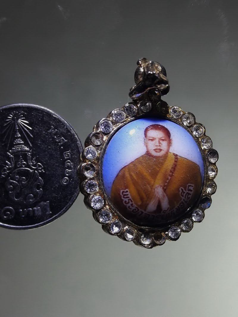 Antig FB 12864 ล็อกเก็ตเข็มกลัดกะไหล่ทอง ฝังเพชร พระอาจารย์หมอเล็ก วัดคลองใหญ่ อ.แหลมงอบ จ.ตราด หายาก สร้างน้อย ไม่ค่อยพบเจอ