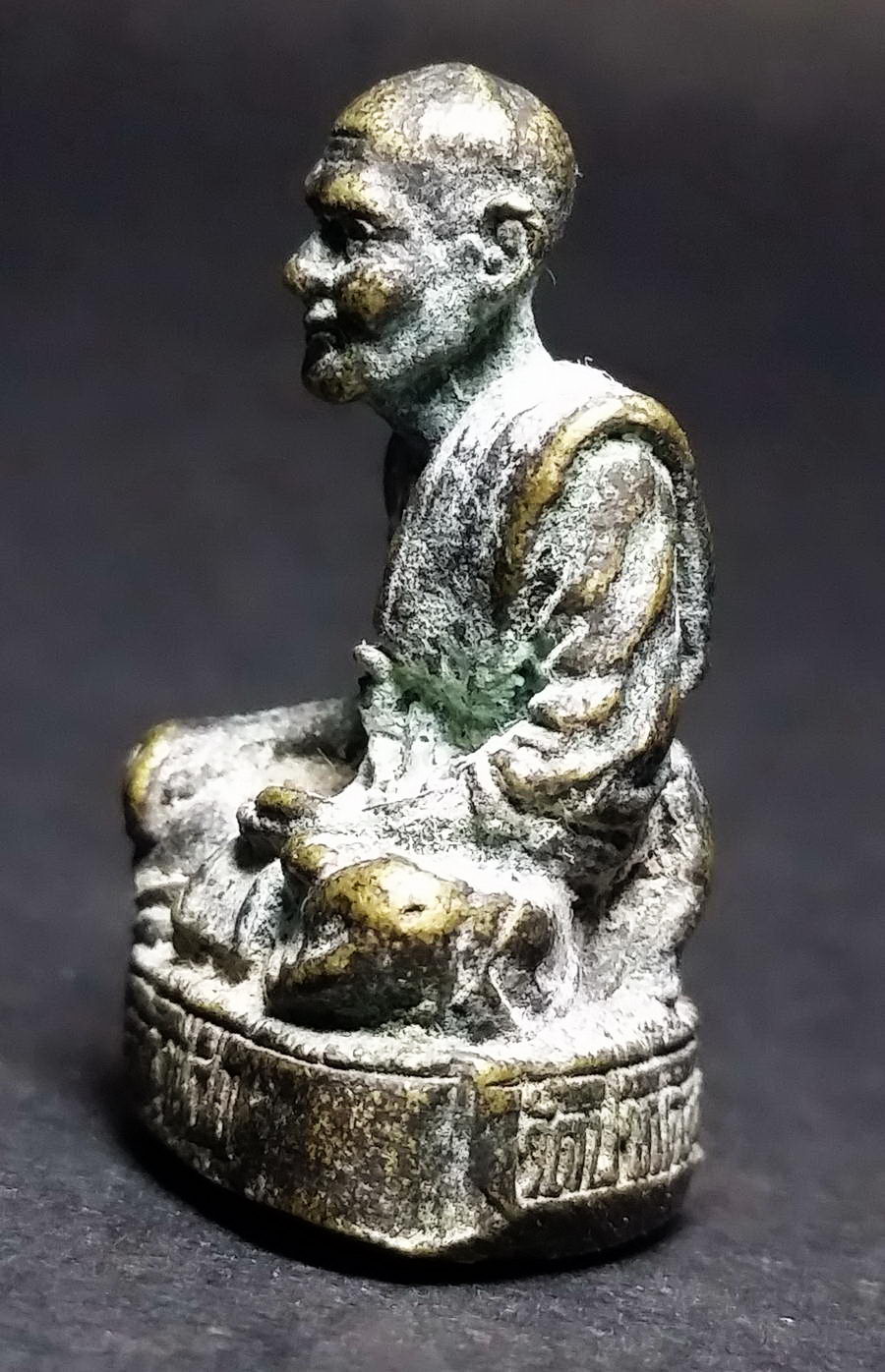 รหัสสินค้า พระกริ่ง พระหล่อ 405 รูปหล่อหลวงปู่ศุข วัดปากคลองมะขามเฒ่า จังหวัดชัยนาท เนื้อทองเหลืองรมดำ เก่าครับ มีอายุ แต่ไม่ทราบปีที่สร้างนะครับ น่าจะสร้างอยู่ ประมาณปี 2520 กว่าๆ หล่อตัน พระรายการนี้ให้เช่าบูชาแล้ว