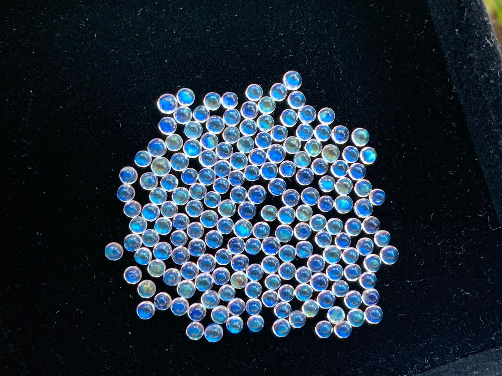 บลูมูนสโตนกลมหลังเบี้ย 3.0 mm. 1 กะรัต